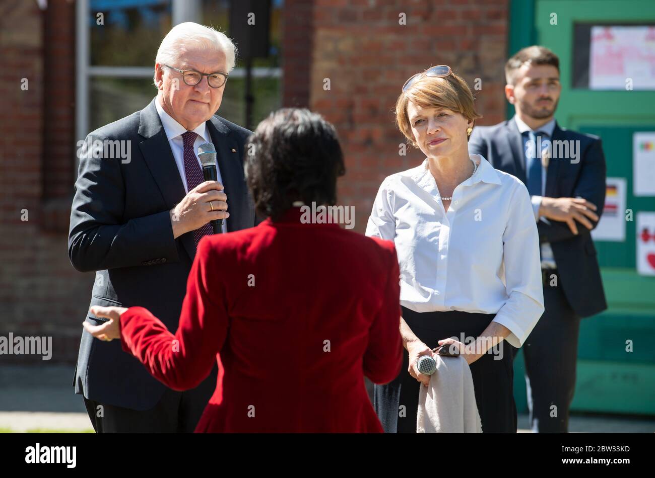 29 mai 2020, Berlin: Le Président fédéral Frank-Walter Steinmeier et sa femme Elke Büdenbender visitent la Fondation Jona 'Values for Life' à Berlin-Spandau et parlent à Angelika Bier, le fondateur de la Fondation. La Fondation Jona soutient les enfants et les jeunes socialement défavorisés par le biais de repas partagés, d'activités éducatives et de loisirs. En plus d'un centre de loisirs ouvert pour les enfants et les jeunes, la fondation gère également un groupe résidentiel pour enfants. Avec sa visite à l'occasion de la Journée des voisins (29.05.), le Président fédéral Steinmeier tient à rendre hommage aux initiatives Banque D'Images