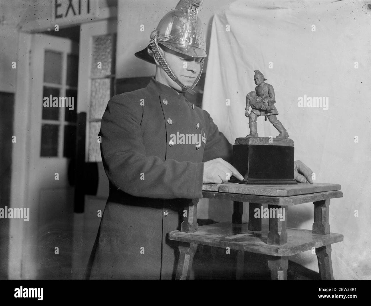 Travail du sculpteur de pompiers pour l'Académie royale . Parmi les artistes et sculpteurs qui envoient des œuvres pour l'exposition de cette année de l'Académie royale se trouve Fireman G France de Nouvelle Croix , Londres . Pompier G France avec une sculpture remarquable d'un sauvetage au feu , qu'il envoie à l'Académie Royale . Son don est naturel et il n'a pas eu de formation en sculpture . 23 mars 1932 Banque D'Images