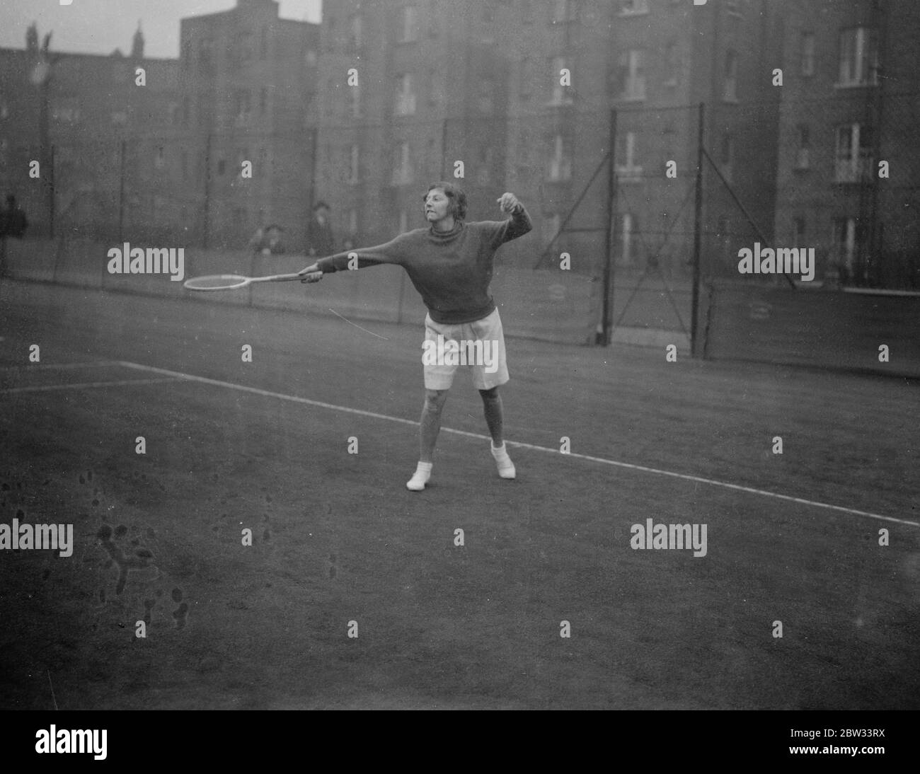 Mlle Tomblin joue en short à Paddington . Mlle G Tomblin , pionnière du short sur le court de tennis , est apparue en short lorsqu'elle a participé au tournoi de tennis de Paddington . Mlle G Tomblin en jeu pendant les tournois . 29 mars 1932 Banque D'Images