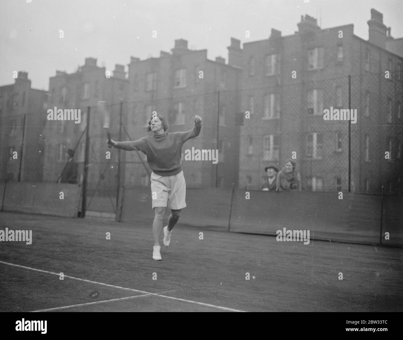 Mlle Tomblin joue en short à Paddington . Mlle G Tomblin , pionnière du short sur le court de tennis , est apparue en short lorsqu'elle a participé au tournoi de tennis de Paddington . Mlle G Tomblin en jeu pendant les tournois . 29 mars 1932 Banque D'Images