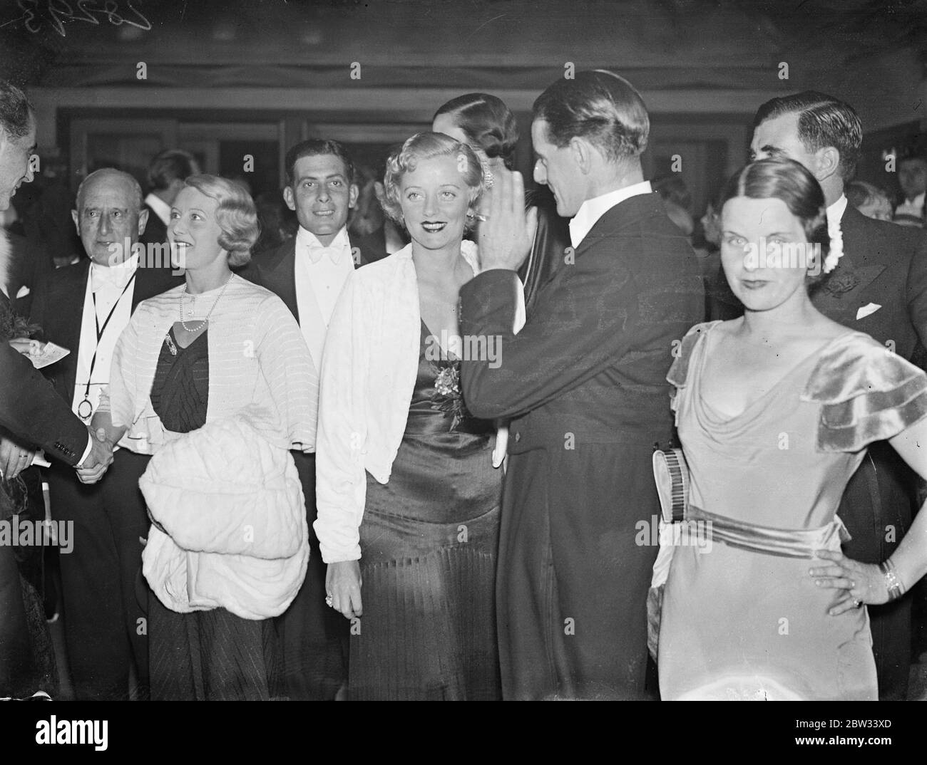 Evelyn Laye à la première nuit de paroles et de musique au Théâtre Adelphi . Evelyn Laye , l' actrice , était parmi ceux qui ont assisté à la première nuit de la nouvelle revue Words and Music de M. Noel Coward au Adelphi Theatre , Londres . Evelyn Laye en train de profiter d'une blague à son arrivée au Théâtre . 16 septembre 1932 Banque D'Images