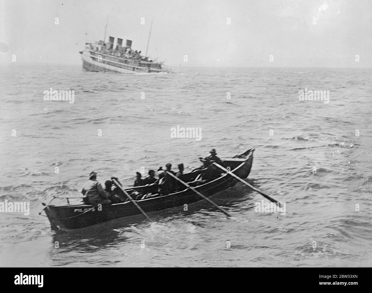Un canot de sauvetage s'éloignant du NCSM Prince David (F89) qui s'est échoué au large du disjoncteur du Nord-est près des Bermudes , elle a inondé et est restée en forte agarrités pendant six mois . 3 avril 1932 Banque D'Images