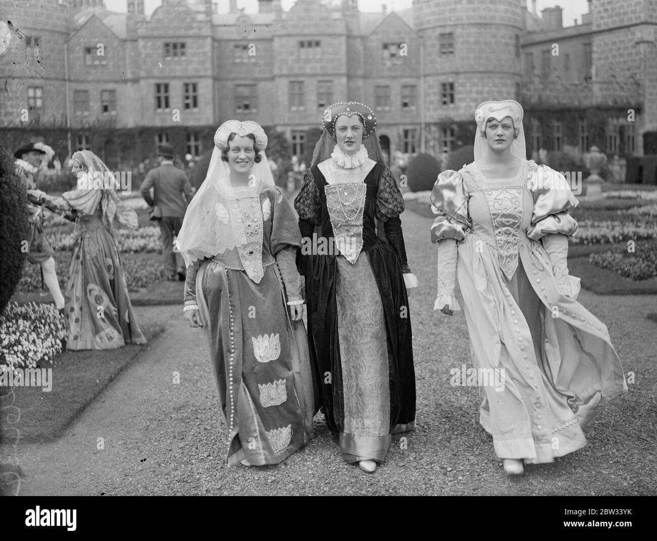 La société prend part à la masque élisabéthaine au château de Longford . La société les gens ont pris part à une Masque élisabéthaine écrite par la Comtesse Ypres , dans les terres du château de Longford , Wiltshire , en aide à la société Waifs et strays . Mme Margot Weston ( à gauche ) l'honorable Mme Frankland et Mlle Victoria Fuller ( à droite ) dans leurs robes élisabéthaine , marchant dans les terrains du château de Longford . 21 juillet 1932 Banque D'Images
