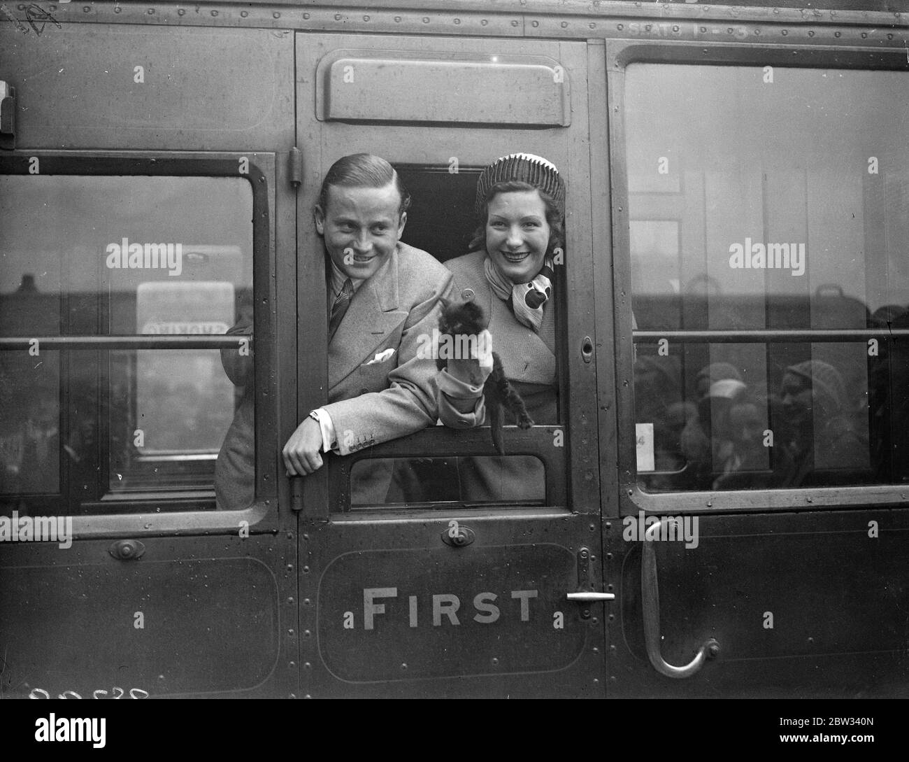 Evelyn Laye voit Binnie Barnes et Frank Lawton à l'Amérique . Evelyn Laye l'actrice a voyagé à Southampton de Londres spécialement pour voir Miss Binnie Barnes et M. Frank Lawton en Amérique quand ils ont navigué sur la SS Berengaria . Mme Evelyn Laye ( avec col de fourrure ) a fait au revoir à Mlle Binnie Barnes , à Southampton . 17 septembre 1932 Banque D'Images