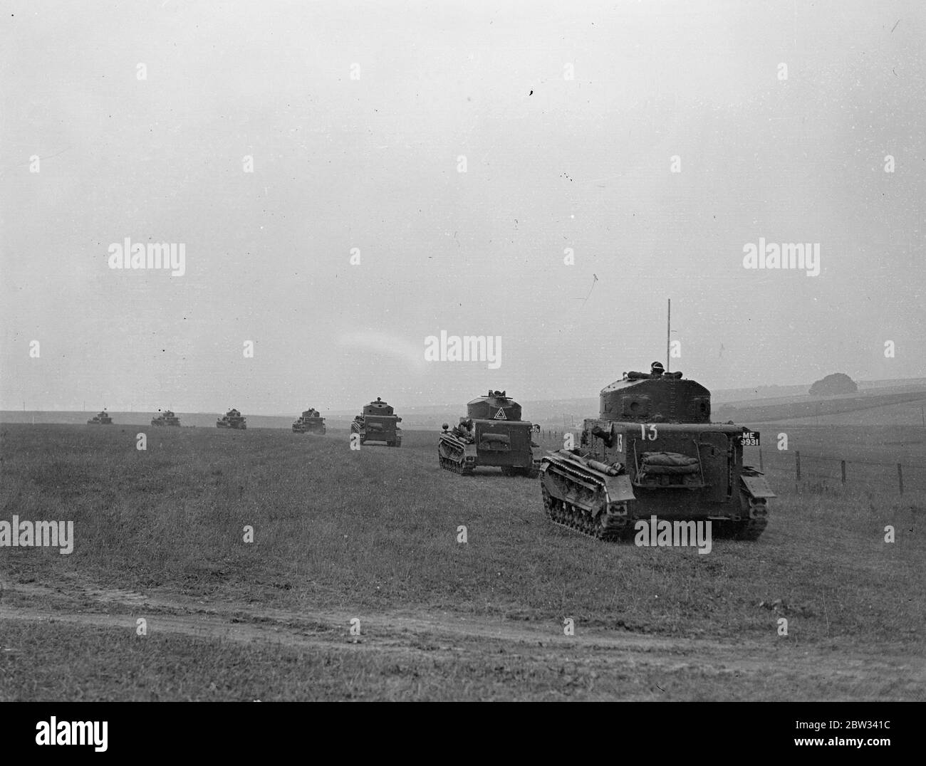 Vickers chars moyens en action pendant les manœuvres de l'armée britannique à Salisbury . Chars en action sur la plaine de Salisbury , Wiltshire , pendant les manoeuvres estivales de l'Armée britannique . 16 août 1932 . Banque D'Images