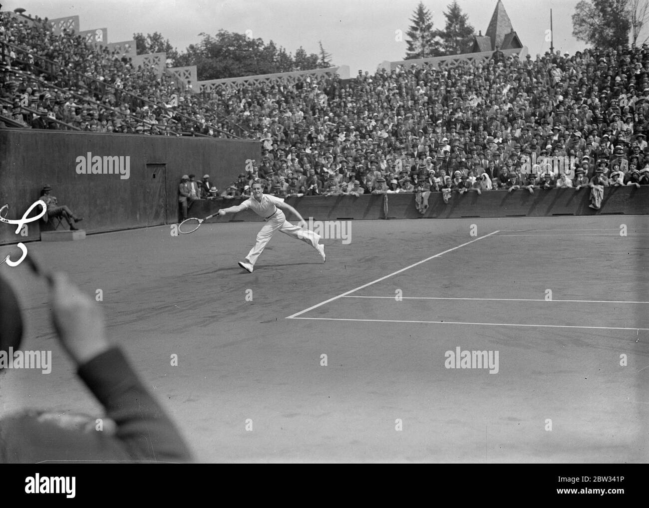 L'Allemagne a battu en finale inter zone de la coupe Davis à Paris contre l'Amérique . L'Amérique a remporté la finale Inter zone du tournoi de tennis Davis Cup Lawn, battant l'équipe allemande de trois à deux et se réunira en France lors du défi de la semaine prochaine . Les matches ont été joués au Stade Roland Garros à Paris . G Von Cramm en action contre Ellsworth Vines of America . VINES a gagné 3 - 6 , 6 - 3 , 9 - 7 , 6 - 3 . 25 juillet 1932 Banque D'Images