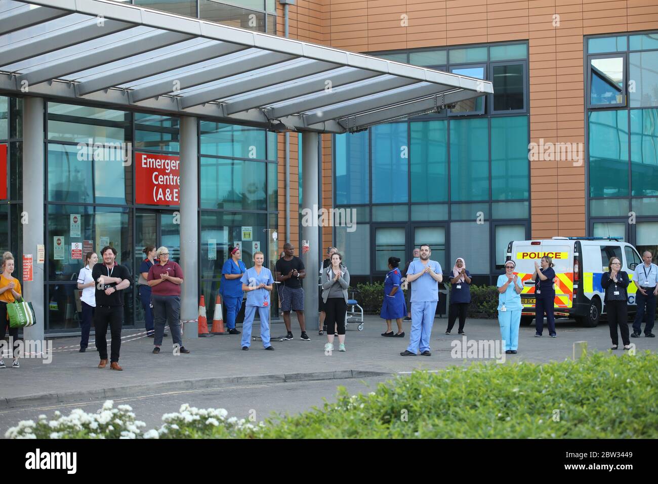 Peterborough, Royaume-Uni. 28 mai 2020. Sixième jour de Lockdown, à Peterborough. Le personnel de l'Hôpital de Peterborough City Hospital fait part de son soutien pendant le Clap à nos soignants, en applaudissant les médecins, les infirmières et les autres travailleurs de la santé du NHS. C'est le dernier Clap pour nos soignants, car des centaines de milliers de personnes à travers le Royaume-Uni se sont jointes pour montrer leur appréciation. Crédit : Paul Marriott/Alay Live News Banque D'Images