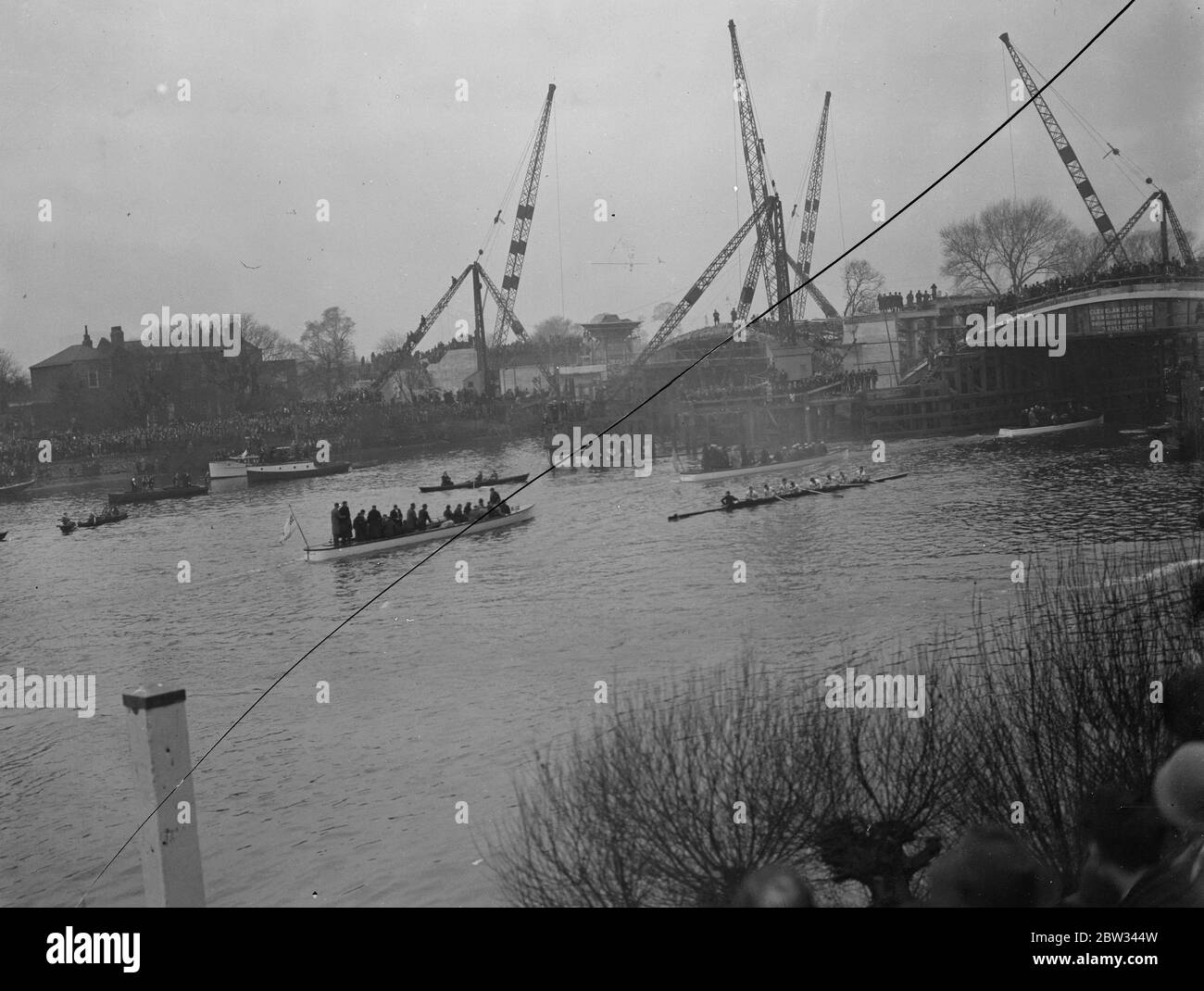 Cambridge gagner universités bateau course pour la neuvième année de succession . Cambridge a été le gagnant de la 84e course annuelle de bateau entre Oxford et Cambridge sur la Tamise . c'est la neuvième année consécutive que Cambridge ont gagné la course . La fin de la course , Cambridge menant Oxford par cinq longueurs . 19 mars 1932 Banque D'Images