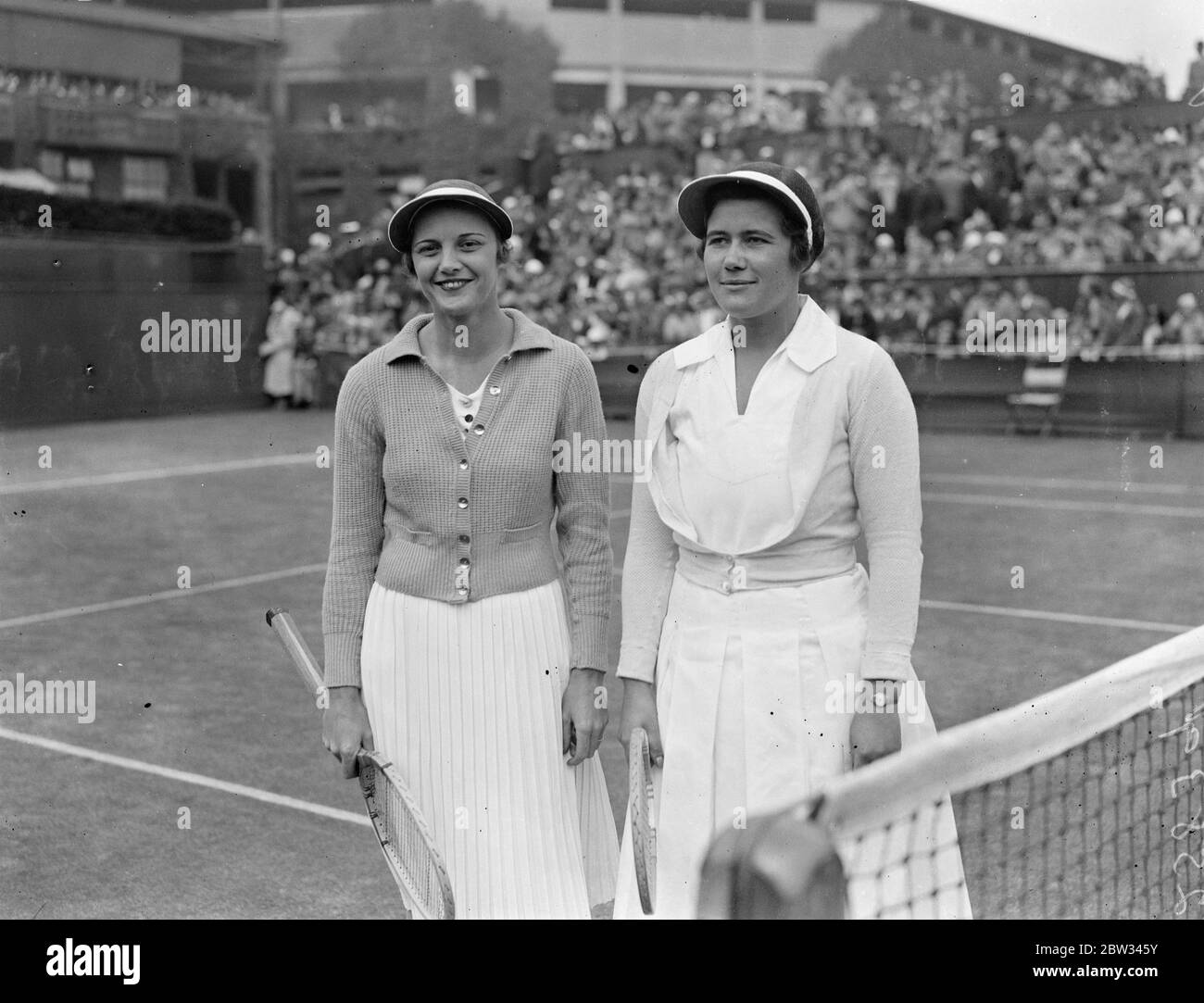 Femmes célibataires à Wimbledon . Mme Fearnley Whittinghall et Mlle N M Lyle , après leur match aux championnats de célibataires à Wimbledon . 21 juin 1932 Banque D'Images