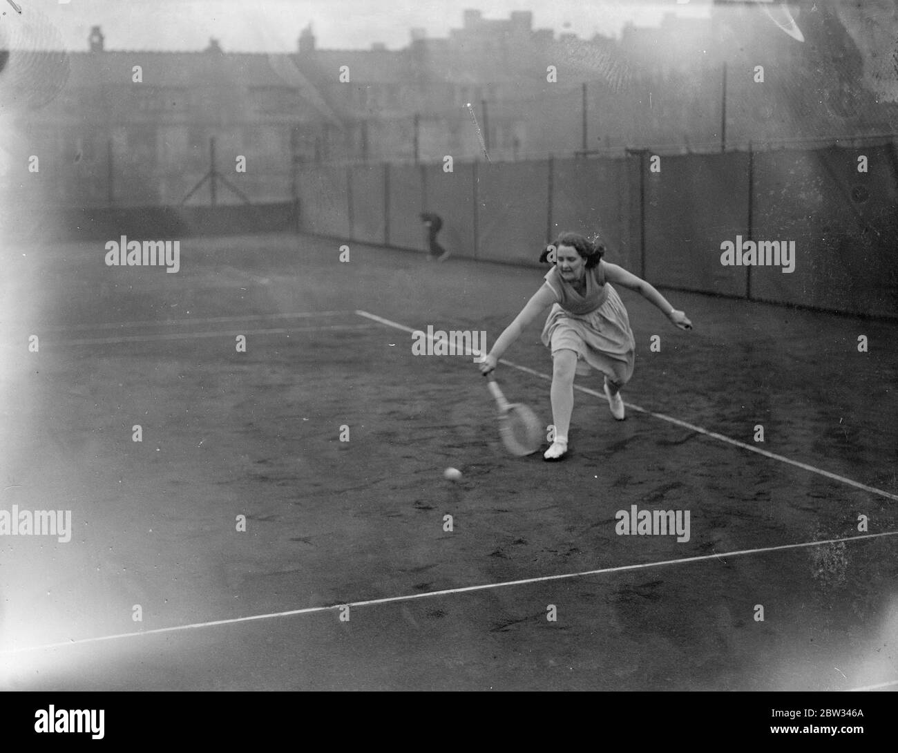 Le tournoi de tennis Hampstead Hard courts ouvre . Le tournoi de tennis des terrains durs de Hampstead opend aux courts du club à Hampstead , Londres . Manquer de répondre à l'action pendant le tournoi à Hampstead . 21 mars 1932 Banque D'Images