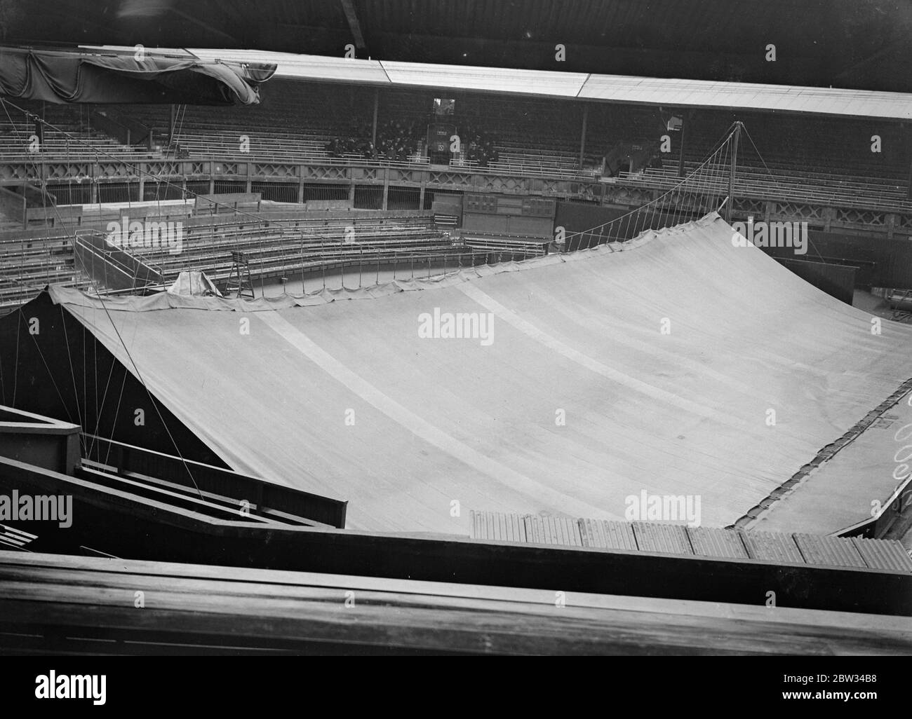 Court central à Wimbledon couvert par la pluie . Le célèbre court de centre de Wimbledon, où les derniers espoirs de la Grande-Bretagne se battront pour l'entrée dans les finales des championnats internationaux de tennis, a été couvert de tarpauline quand la pluie battue est tombée. Le terrain couvert du centre de Wimbledon . 30 juin 1932 Banque D'Images