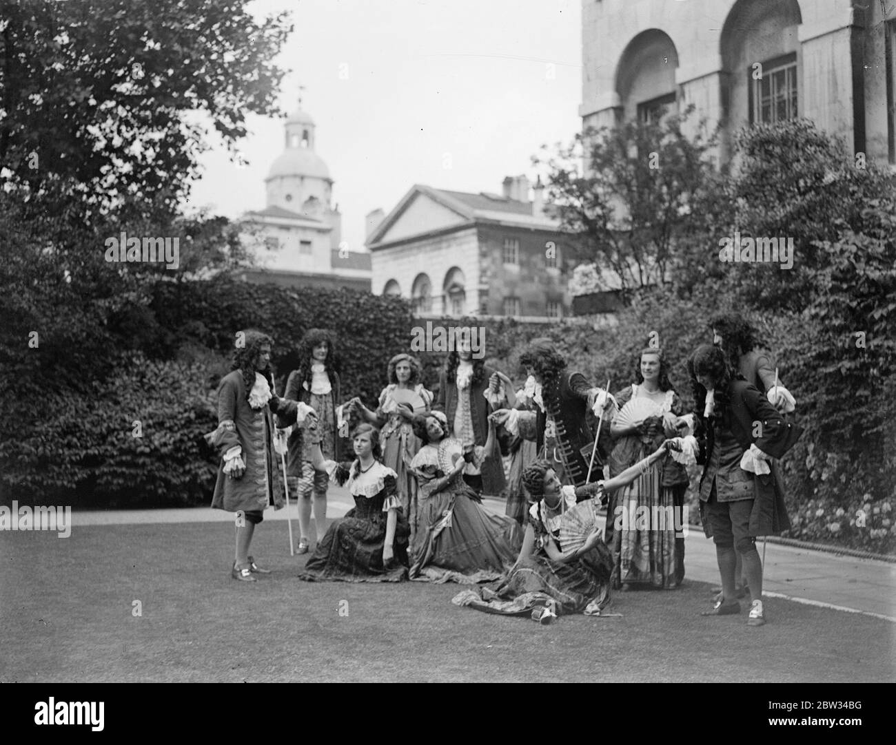 La société répète pour le divertissement dans les jardins de No 10 Downing Street . Beaucoup de gens de la société ont pris part à une répétition de robe d'un divertissement de soirée tenu dans le domaine de la rue Downing n° 10 à l'aide des zones en difficulté dans le nord . 1 groupe de personnages sous le règne de la reine Anne , photographiés dans les jardins du n° 10 . 13 juillet 1932 Banque D'Images