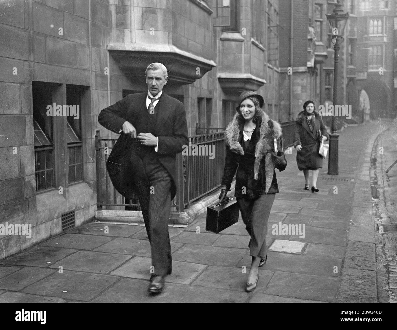 Mlle Barbara Harris arrive à poursuivre la preuve contre Recteur de la rigidité . L'audition des charges contre le Rév Harold Francis Davidson , recteur de la Stiffkey , Suffolk a été poursuivie à la Consistory court Church House , Westminster . Mme Barbara Harris la principale femme témoin de l'affaire a poursuivi sa preuve devant la Cour . Mme Barbara Harris arrivée pour la reprise de l'audience . 30 mars 1932 Banque D'Images