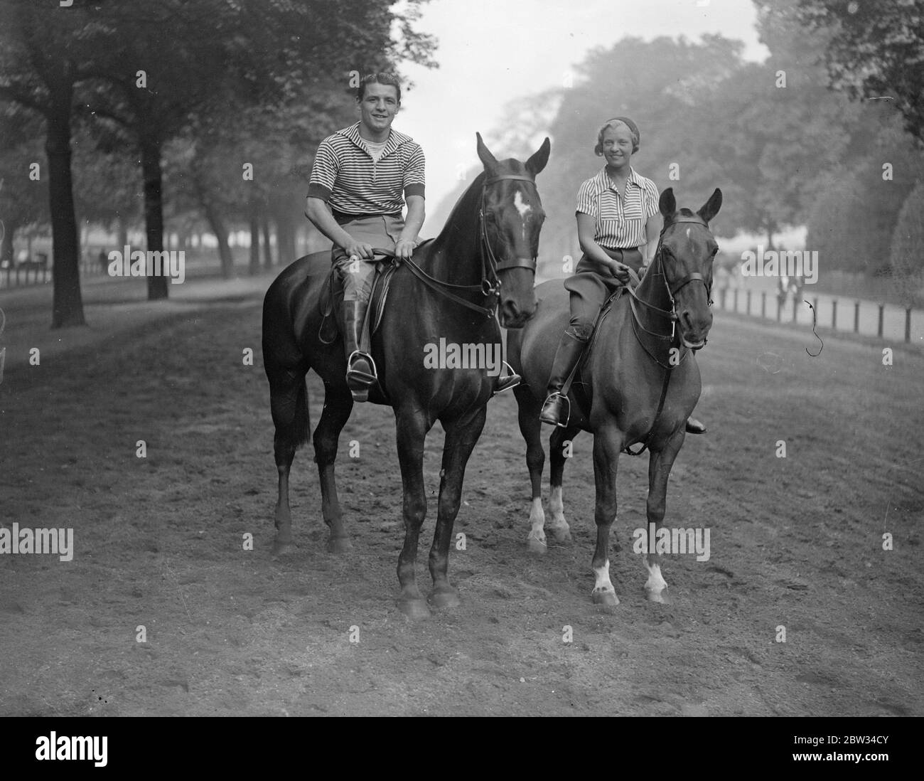 Kid Berg et dame ami se rassemblent dans le parc. Engagement rumeur . Kid Berg , le boxeur de l'est de Londres , qui a récemment rompu son engagement avec une fille américaine , a été vu beaucoup en compagnie d'une actrice londonienne Miss Bunty Payne , à qui son prochain engagement est rumeur . Ils étaient à cheval dans le Row , Hyde Park , le dimanche matin . Kid Berg et Miss Bunty Payne photographiés en roulant ensemble à Hyde Park . 28 août 1932 Banque D'Images