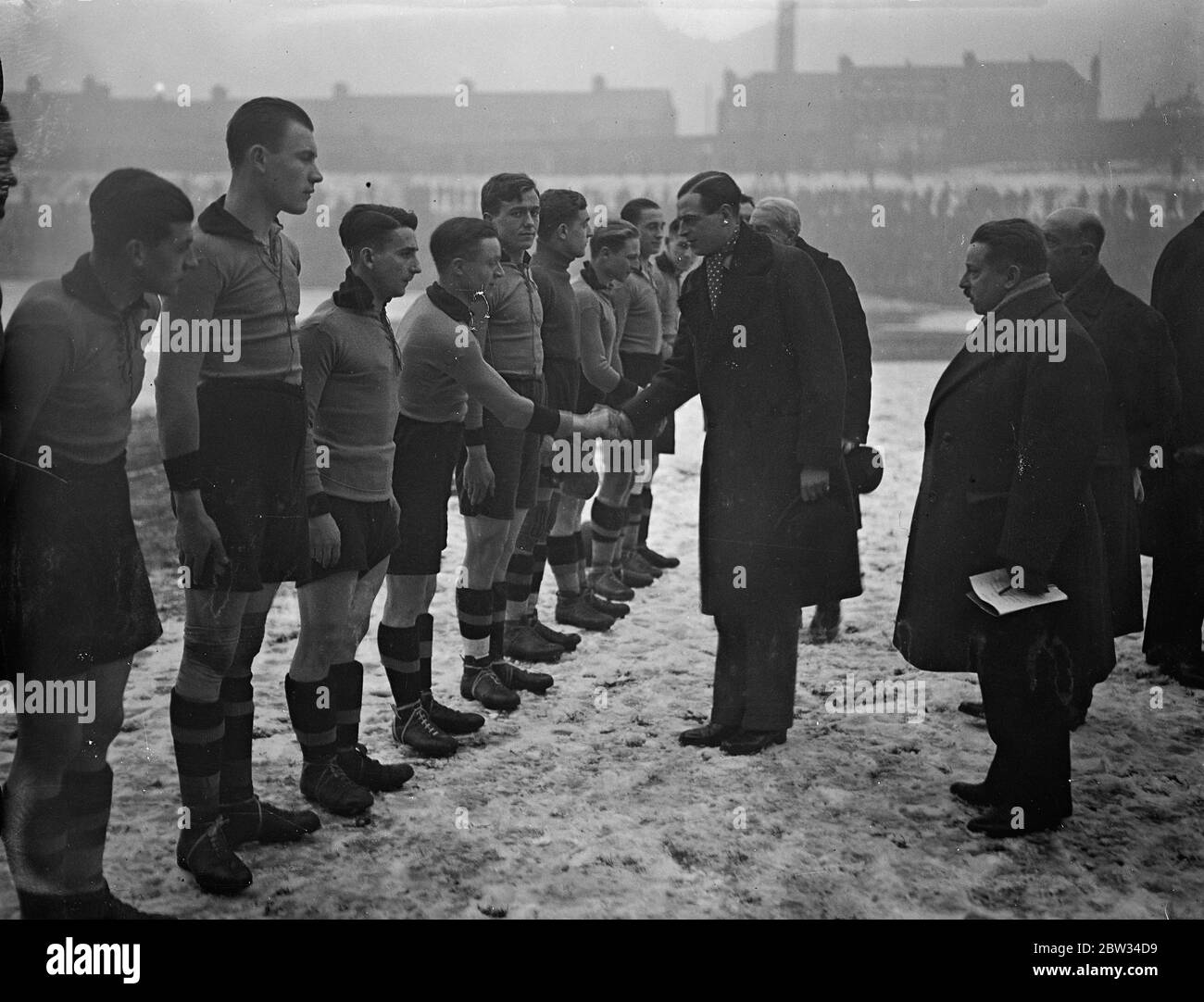 Prince George et l'équipe de l'armée belge . Le Prince George se mêle de l'équipe de l'Armée belge au parc Selhurst , au sol de Londres , avant le début du match de football entre l'Armée britannique et l'Armée belge . 13 février 1932 Banque D'Images