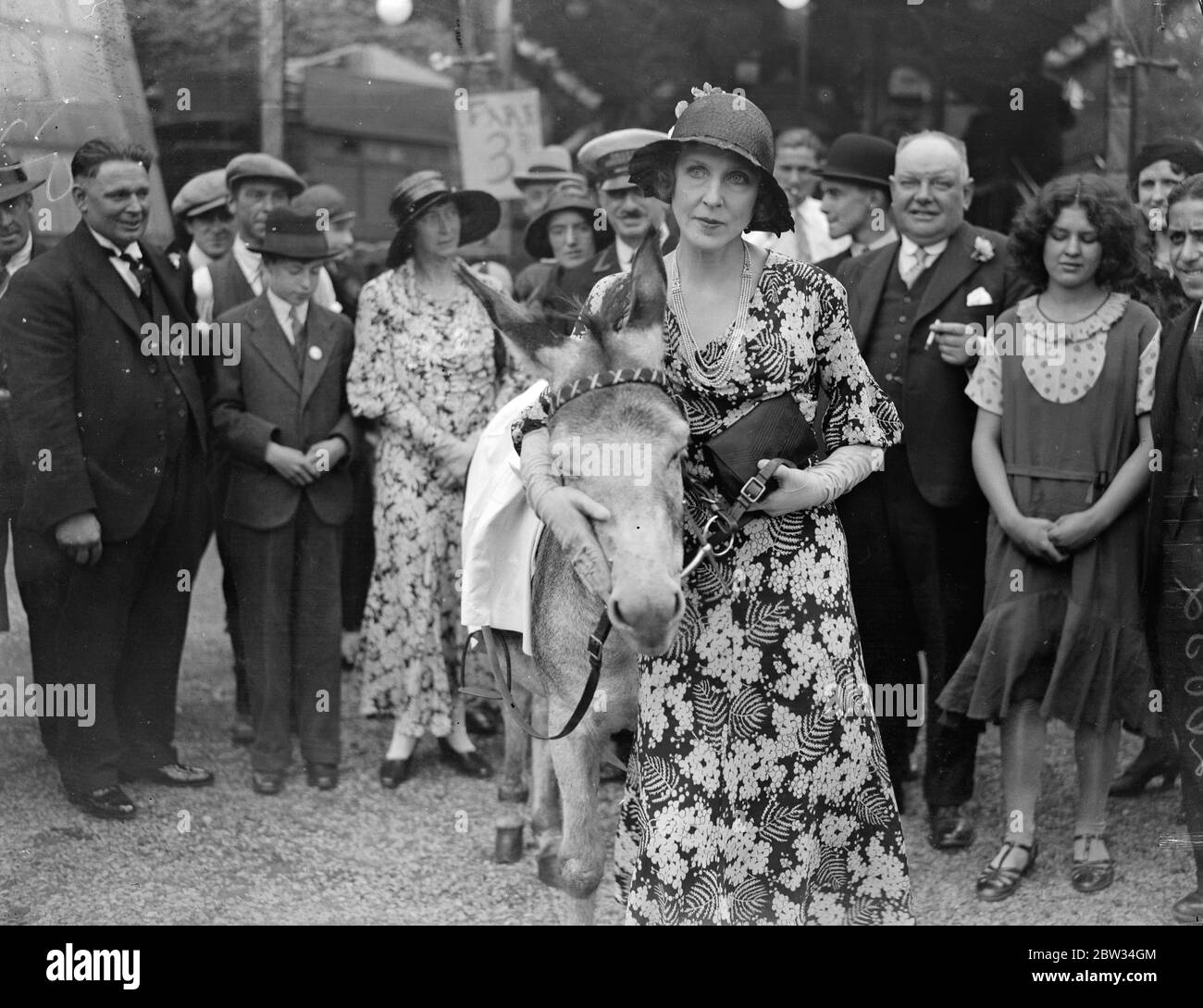 Lady Diana Cooper a sa fortune dit . Lady Diana avec une chèvre à la grande foire de campagne aux Jardins botaniques royaux , Regents Park , Londres , qu'elle a ouvert . 30 juillet 1932 Banque D'Images