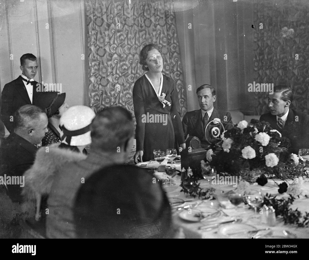Amy Johnson et J A Mollison se marient à St Georges . Mlle Amy Johnson , la femme collier , et M. J A Mollison , détenteur du record aérien de Londres à Cape Town , se trouvaient à l'église St Georges , à Hanover Square , à Londres . La mariée donnant le discours . 29 juillet 1932 Banque D'Images