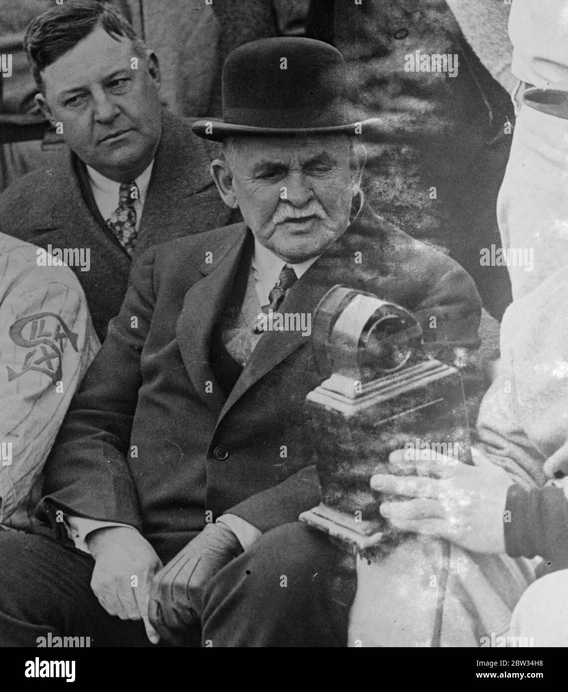 Médecin interrogé après la découverte du corps mort de bébé Lindbergh . Dr John Condon , un des hommes qui ont agi comme intermédiaires en relation avec l'enlèvement , qui a été au siège de la police à Trenton , New Jersey , et a été interrogé pendant des heures en relation avec l'affaire . Le corps mort du bébé Lindbergh a été retrouvé caché dans quelques bois près de la maison Lindbergh à Hopewell , NJ . 13 mai 1932 Banque D'Images