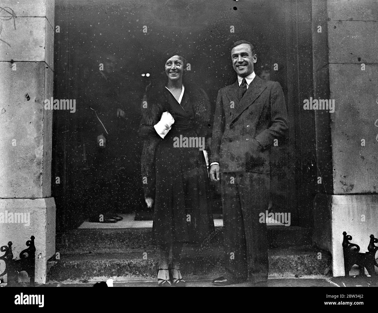 Amy Johnson et J A Mollison se marient à St Georges . Mlle Amy Johnson , la femme collier , et M. J A Mollison , détenteur du record aérien de Londres à Cape Town , se trouvaient à l'église St Georges , à Hanover Square , à Londres . La mariée et le marié après la cérémonie . 29 juillet 1932 Banque D'Images