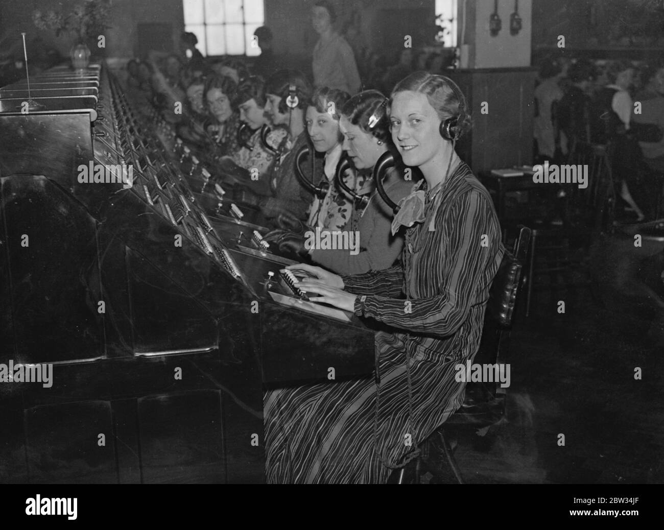 Téléphone beauté queen . La plus jolie fille de téléphone de Londres. Mlle Elsie Barringer , une grande fille gracieuse , qui a seulement vingt ans , Et qui est opérateur téléphonique à la Holborn ( Londres ) Exchange , a été choisi comme le plus beau opérateur téléphonique à un concours tenu à Londres où les filles de chaque central téléphonique étaient représentées . Mlle Elsie Barringer , la reine de beauté de la fille de téléphone travaillant à son standard au Holborn Exchange , Londres , après sa sélection comme la plus belle fille de téléphone . 5 novembre 1932 Banque D'Images