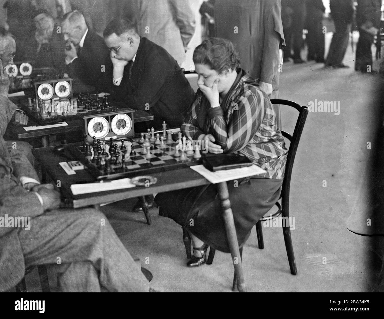 Concentration au championnat d'échecs britannique . Une étude de Miss Fatima , un protesté de Sir Umar Hayat Khan , en se concentrant en jeu pendant le championnat d'échecs britannique , à Whiteleys Londres . 15 août 1932 Banque D'Images