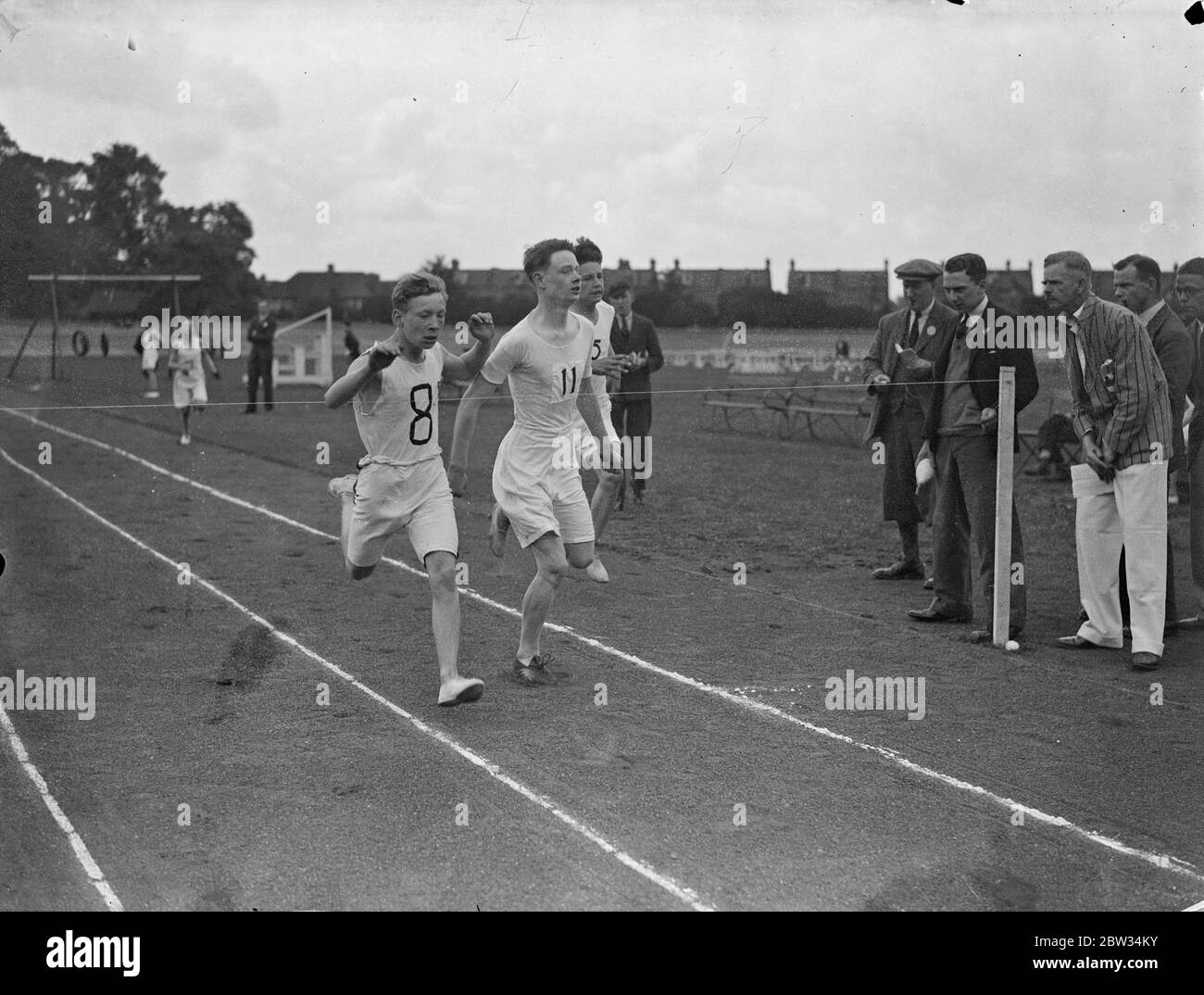 Sports inter-écoles à Herne Hill . T Bowling gagnant la chaleur de 220 yards pour Poplar School , pendant les écoles techniques juniors ( zone métropolitaine ) , sports à la piste de Herne Hill , Londres . 6 juillet 1932 Banque D'Images
