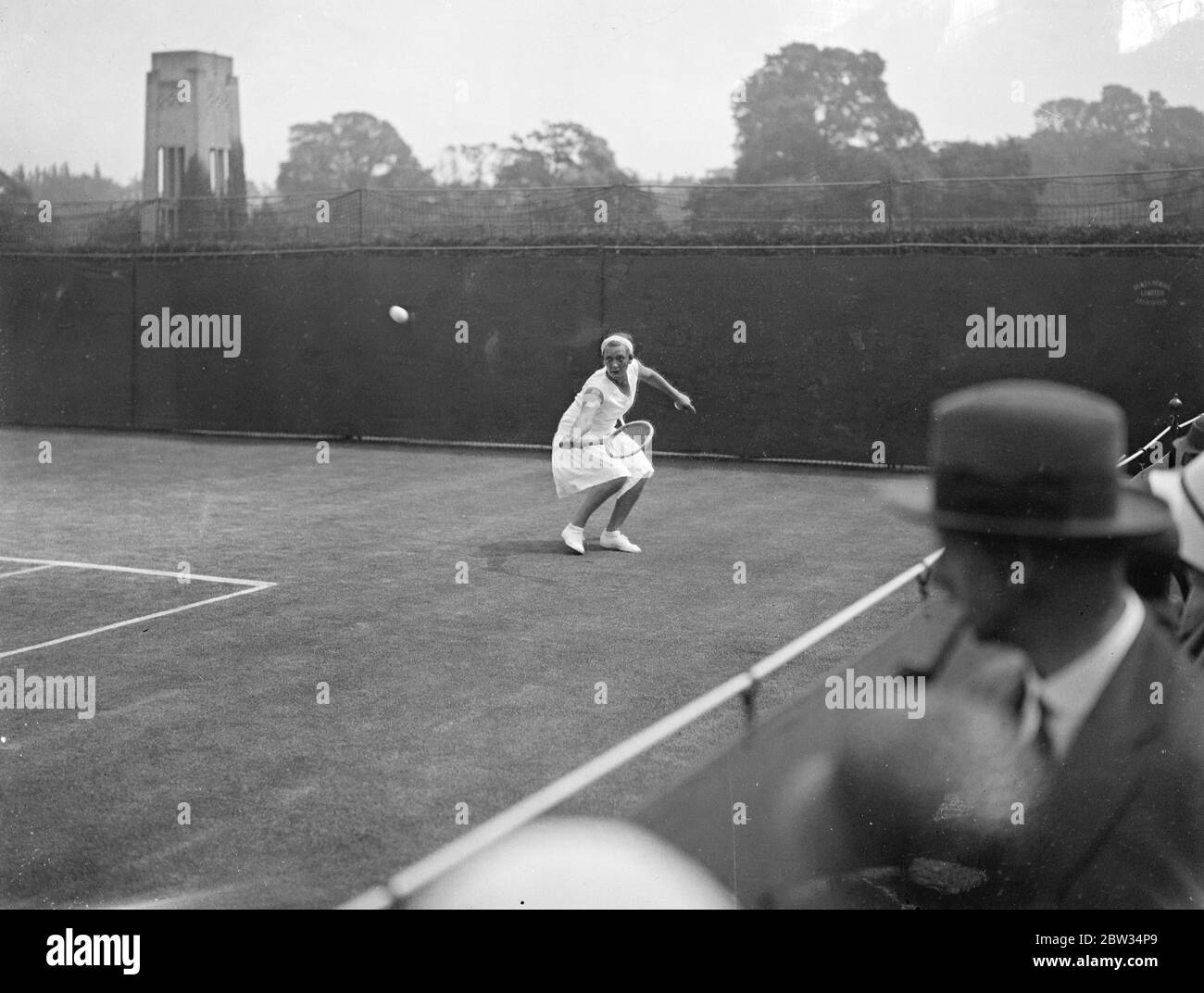 Helen Jacobs en forme à Wimbledon . Mlle Helen Jacobs , la première joueuse de tennis américaine , a rencontré Mme B C Covell de Grande-Bretagne lors des matchs internationaux de tennis sur gazon à Wimbledon . Mlle Helen Jacobs dans l'action fine pendant le match . 22 juin 1932 Banque D'Images