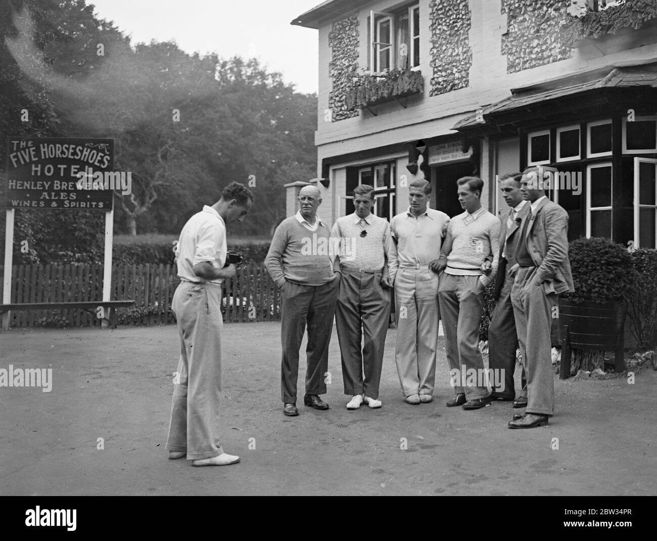 Équipe olympique allemande d'aviron à Henley . L'équipe allemande d'aviron olympique , qui participe à la régate de Henley avant de se rendre à Los Angeles pour participer aux Jeux , est arrivée à Henley . L'équipe allemande de Henley étant photographiée . 24 juin 1932 Banque D'Images