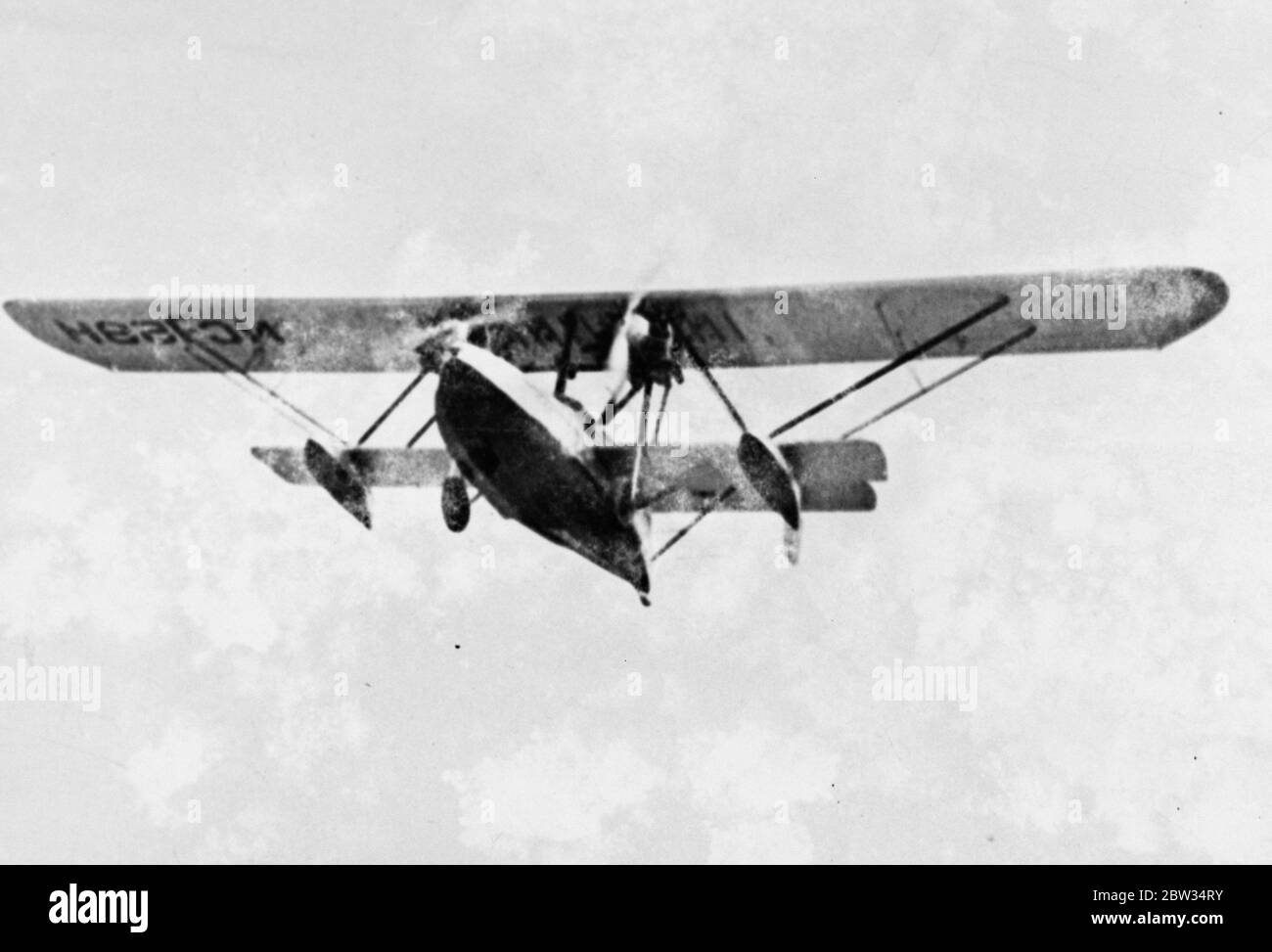 Vol de famille sauts off . La famille Hutchinson de Richmond , va , a quitté Floyd Bennett Field , Brooklyn New York , sur la première étape d'un voyage aérien de 4500 miles à Londres qui les emportera à travers l'Atlantique Nord . Le grand avion amphibien Sikorsky , la famille volante , portait George Hutchinson , sa femme , leurs deux enfants , un opérateur radio , un ingénieur , un navigateur et un caméraman de cinéma . Le premier arrêt sera St John N B . Avion dans l'air après le décollage . 23 août 1932 Banque D'Images