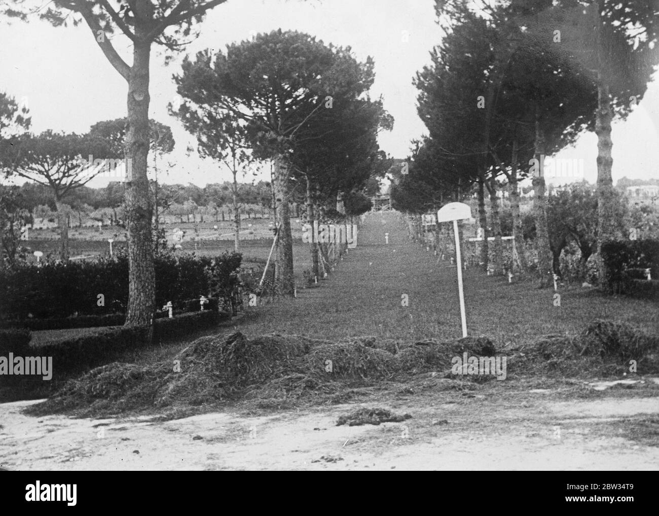 Préparation de la villa d'été du Pape pour la visite à venir. Les préparatifs sont rapidement en cours de préparation pour la prochaine visite du Pape à sa villa d'été à Castelgandolfo . Les jardins sont magnifiquement agendés par une armée de travailleurs, et la villa est en cours de rénovation et de modernisation. Ces photos ont été prises par un photographe déguisé en maçon , avec un appareil photo caché sous ses vêtements , et sont les premières photos faites de l'œuvre . La vue de la nouvelle route reliant la villa du Pape ( vue à la fin ) et la ferme modèle qui fait partie de la vaste propriété . 29 juin 1932 Banque D'Images
