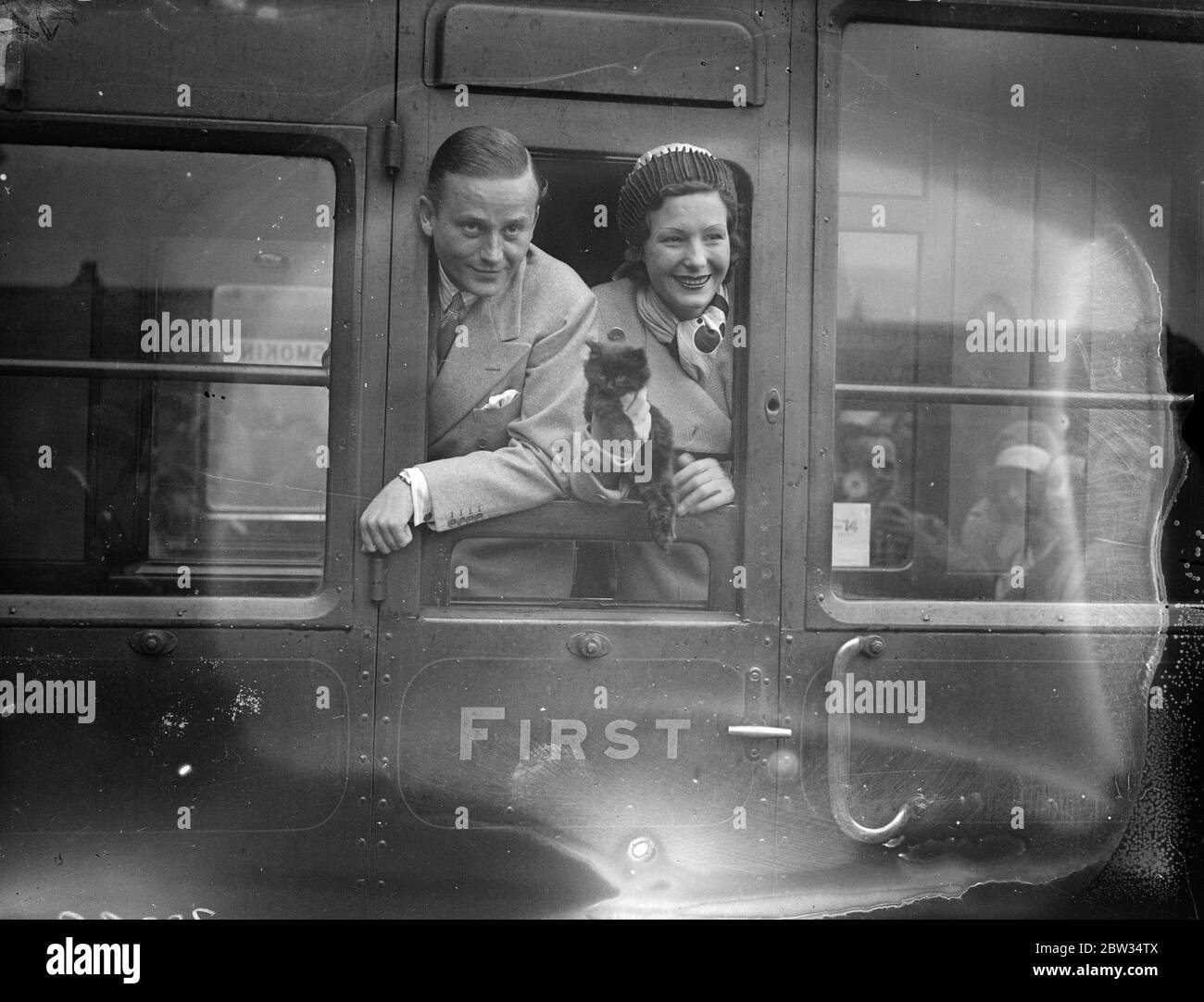 Evelyn Laye voit Binnie Barnes et Frank Lawton à l'Amérique . Evelyn Laye l'actrice a voyagé à Southampton de Londres spécialement pour voir Miss Binnie Barnes et M. Frank Lawton en Amérique quand ils ont navigué sur la SS Berengaria . Mme Evelyn Laye ( avec col de fourrure ) a fait au revoir à Mlle Binnie Barnes , à Southampton . 17 septembre 1932 Banque D'Images