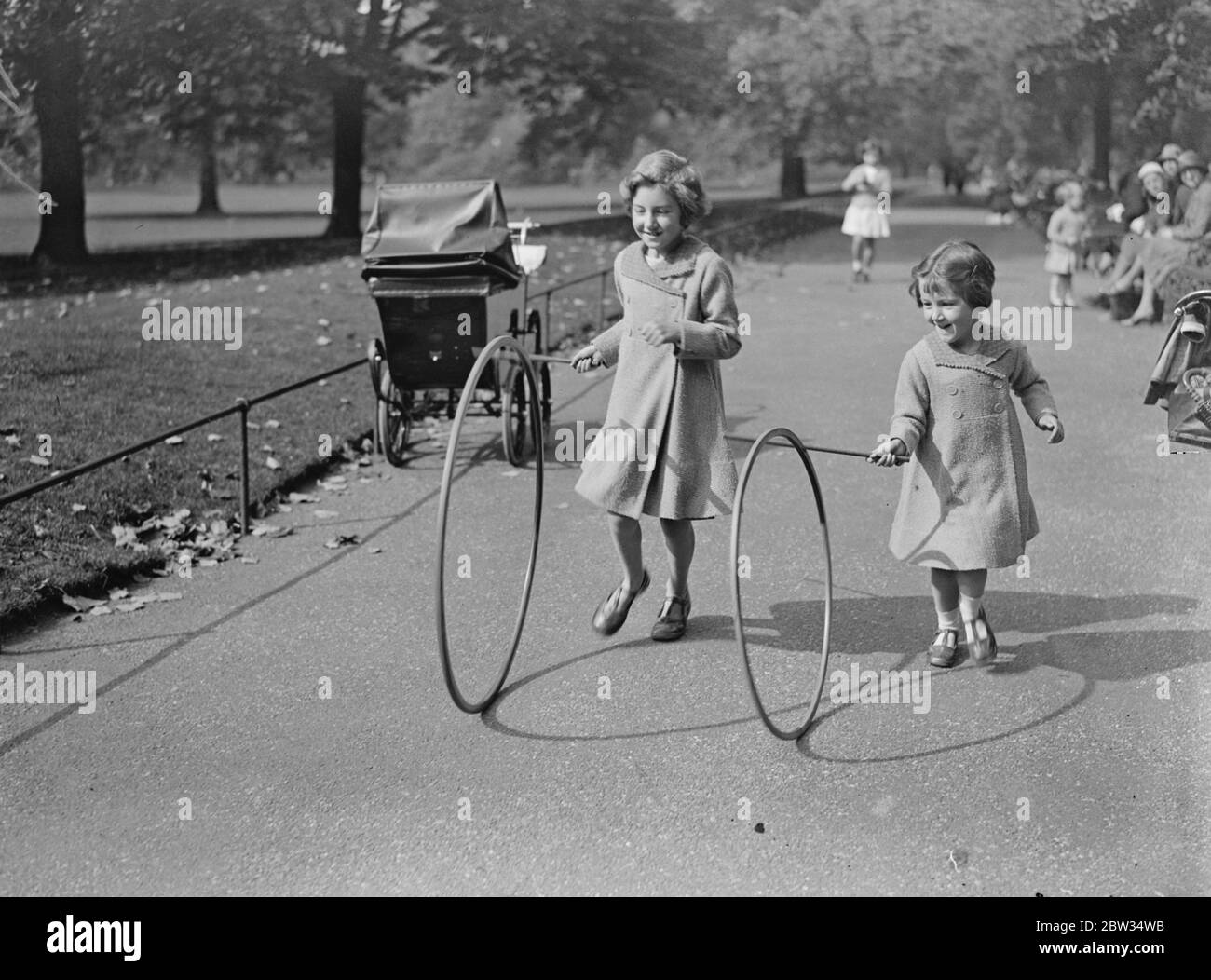 Katharrine et Oonah Butler jouant des cerceaux dans Hyde Park . 26 septembre 1932 Banque D'Images