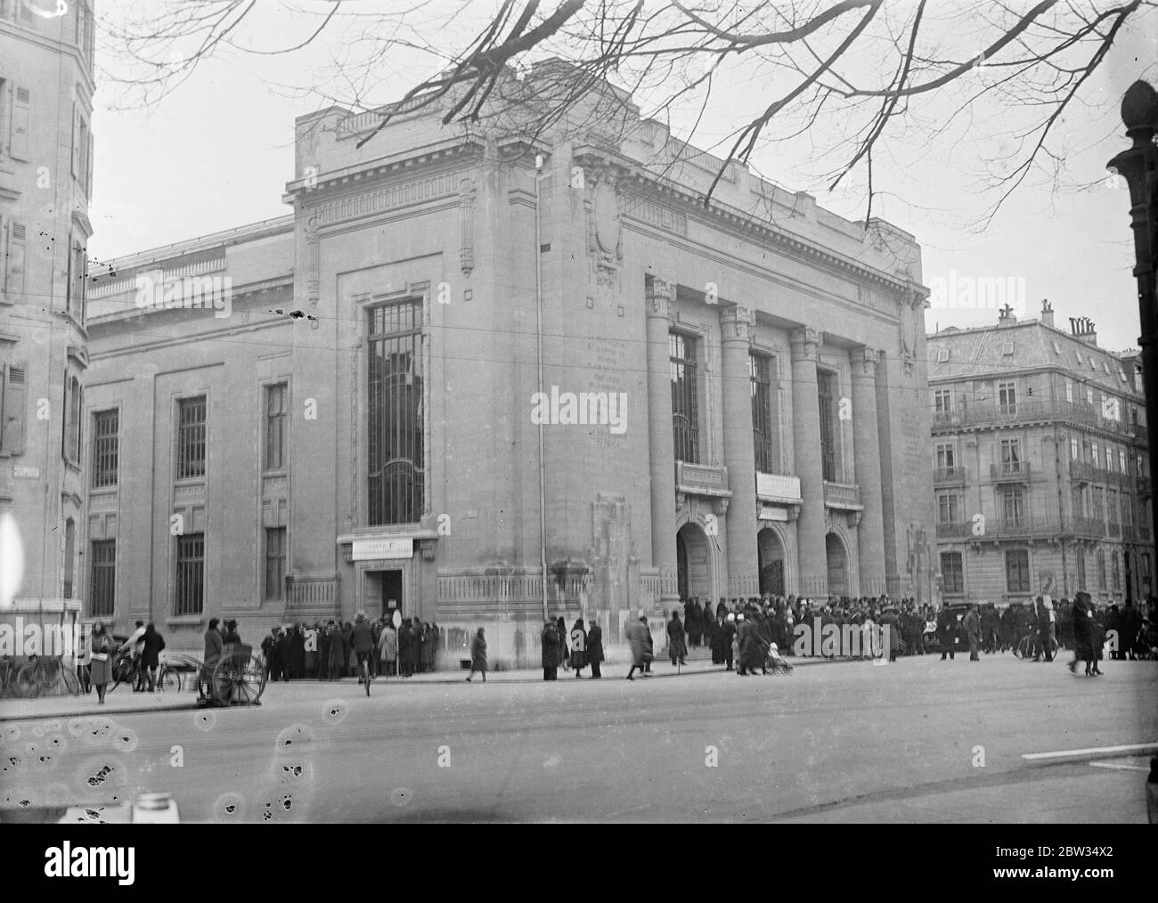 La conférence sur le désarmement à Genève . La grande foule devant le Palais de Genève qui observe les délégués arriver pour la Conférence mondiale du désarmement . 4 février 1932 Banque D'Images