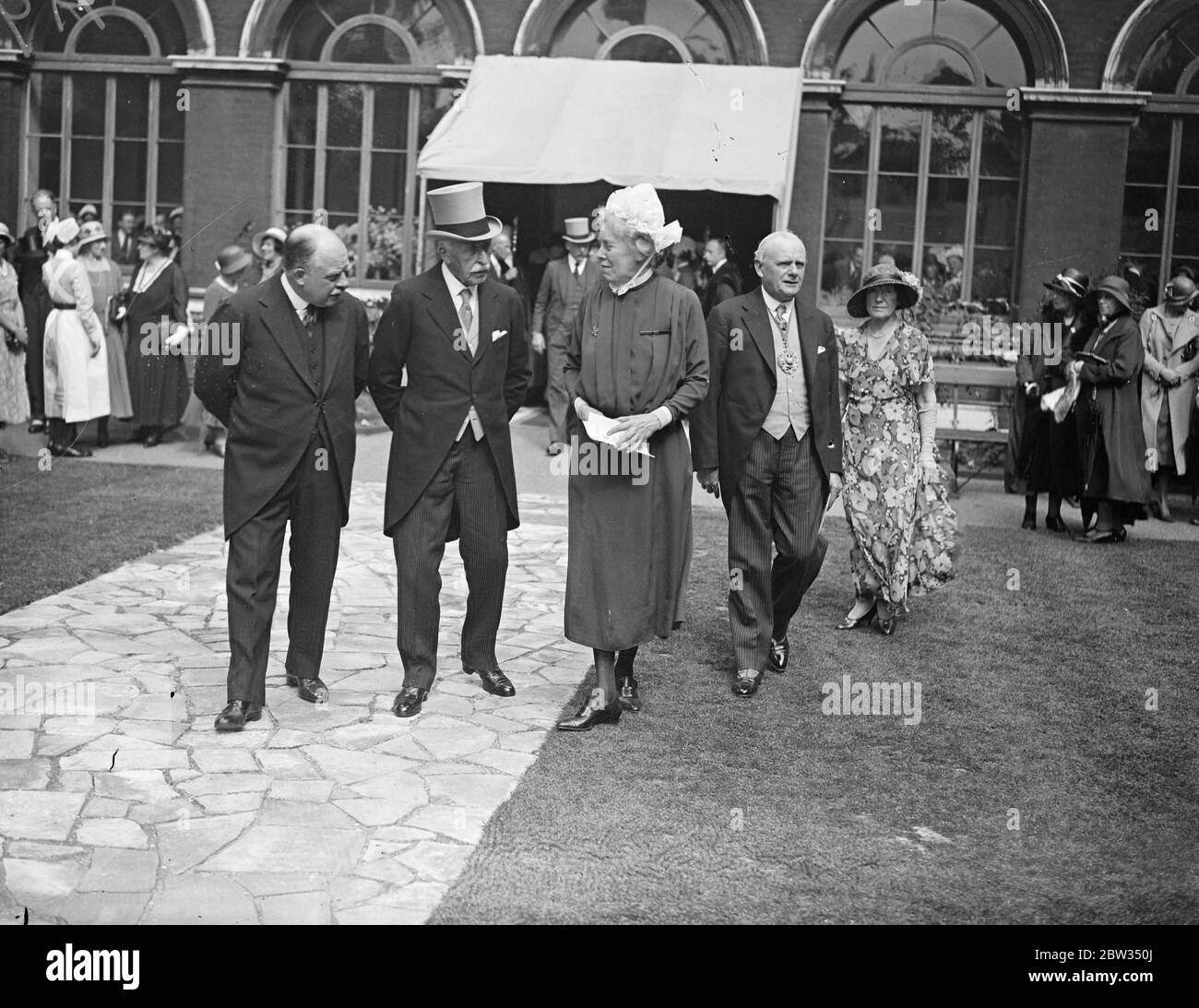 Le duc de Connaught présente des prix à l'école de médecine de l'hôpital St Thomas . Le duc de Connaught a remis des prix lors de la distribution annuelle à la St Thomas ' Hospital Medical School , Londres . Le duc de Connaught avec le maire de Londres et le Matron de l'Hôpital marchant dans le domaine de l'école pendant sa visite . 28 juin 1932 Banque D'Images