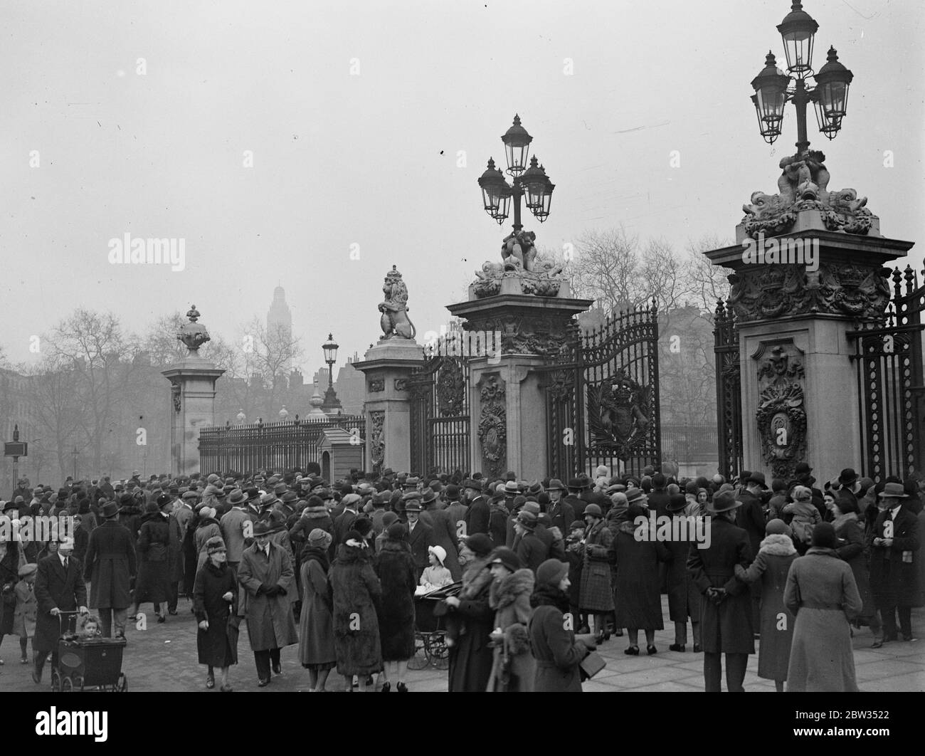 Une foule incroyable au palais de Buckingham dans l'espoir de voir King. Une foule de proportions extraordinaires afflua au Palais de Buckingham le dimanche de Pâques dans l'espoir de voir le Roi qui est en résidence tout au long des vacances. Cette photo montrant une partie de la foule au palais a été prise une heure et demie après le mont de la garde qui attire habituellement un grand nombre de spectateurs . 27 mars 1932 Banque D'Images