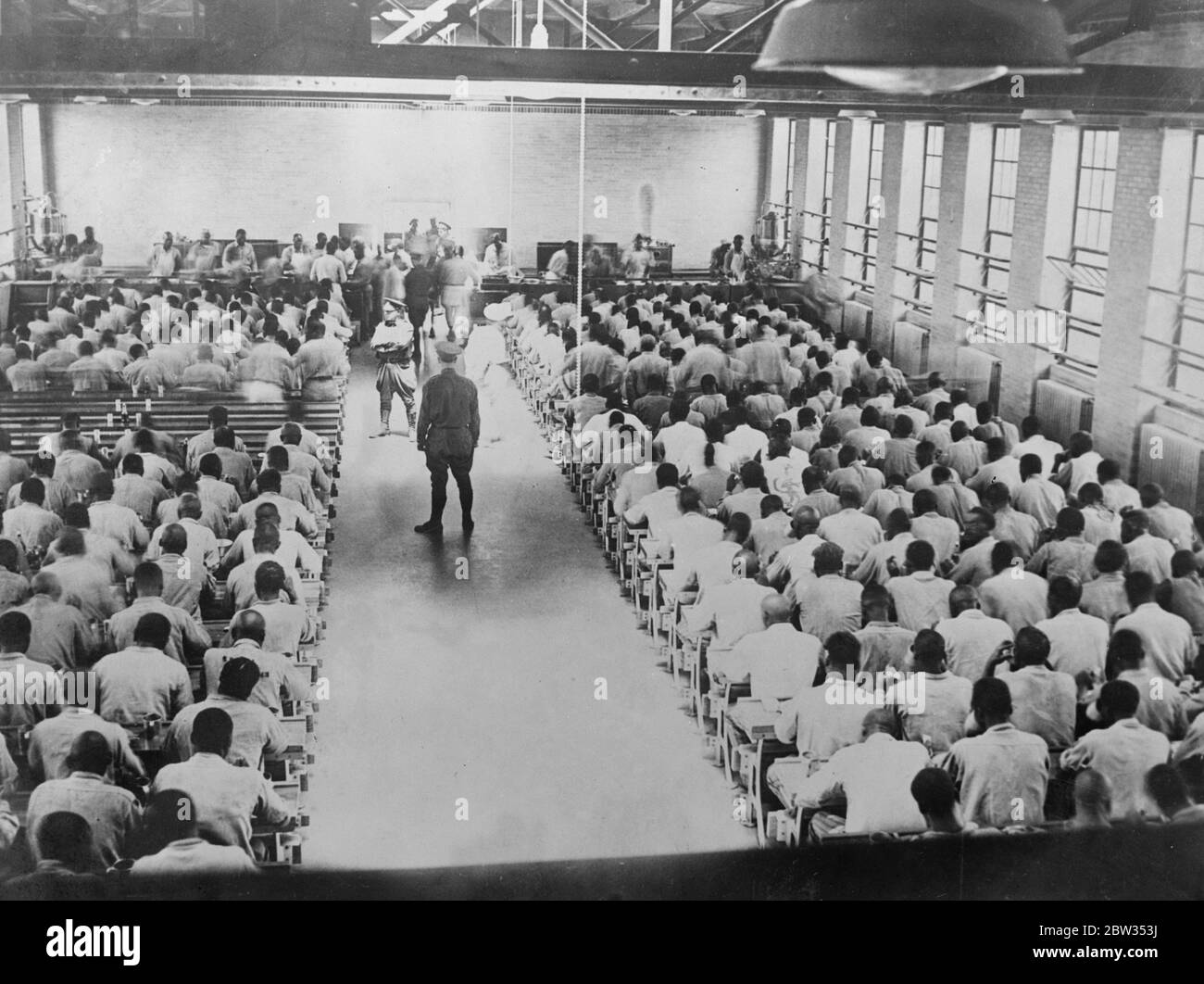 Pénitencier de l'est à Gratenford , Pennsylvanie . Les prisonniers qui mangent dans des salles à manger éclairées au soleil. 27 juin 1932 Banque D'Images