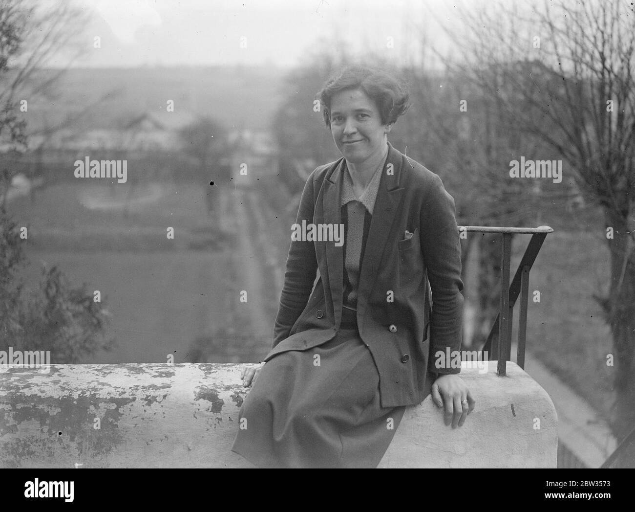 Une femme métallurgiste présente un document à la réunion de l' Institut des métaux . Mme Harold Heywood , âgée de 27 ans , ancienne Mlle Frances D Weaver , épouse du Dr Harold Heywood , expert en combustibles , et une des rares femmes métallurgistes , a présenté un document à la réunion annuelle de l' Institut des métaux à Londres. Mme Heywood travaille depuis un certain temps sur la métallurgie et analyse les métaux au microscope . Elle a rencontré son mari , qui est un fonctionnaire de l' Institut , alors qu'ils étaient engagés dans des travaux de recherche ensemble . Mme Harold Heywood , métallurgiste , photographiée à son Londo Banque D'Images