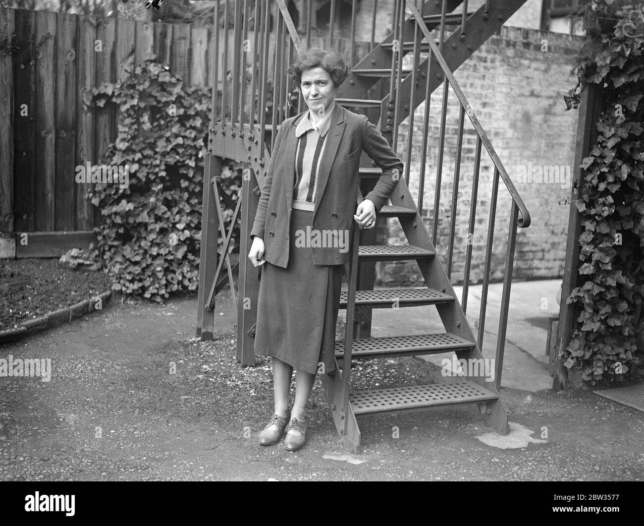 Une femme métallurgiste présente un document à la réunion de l' Institut des métaux . Mme Harold Heywood , âgée de 27 ans , ancienne Mlle Frances D Weaver , épouse du Dr Harold Heywood , expert en combustibles , et une des rares femmes métallurgistes , a présenté un document à la réunion annuelle de l' Institut des métaux à Londres. Mme Heywood travaille depuis un certain temps sur la métallurgie et analyse les métaux au microscope . Elle a rencontré son mari , qui est un fonctionnaire de l' Institut , alors qu'ils étaient engagés dans des travaux de recherche ensemble . Mme Harold Heywood , métallurgiste , photographiée à son Londo Banque D'Images