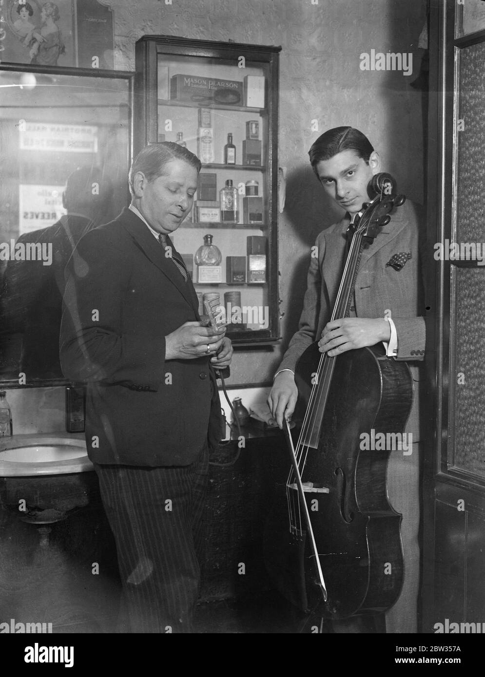 Garçon de seize ans comme maître du violoncelle . Donner un grand récital à Londres . À l'âge de 16 ans, William Pleeth , fils de M. John Pleeth , un barbier de Camden, doit donner un grand récital à la salle Grotrian , à Londres . Le garçon est un maître du violoncelle et a gagné de nombreuses médailles et bourses . À l'âge de 9 ans, il a gagné une bourse d'études à l'Académie de musique de Londres. A 14 ans, il a gagné une bourse au conservatoire de Leipzig . Le don est peut-être hérité pour son grand-père était un flûtiste célèbre dans l'opéra de Varsovie . William Pleeth jouant son violoncelle dans sa ville de Cmden , Londres , maison . 23 février Banque D'Images