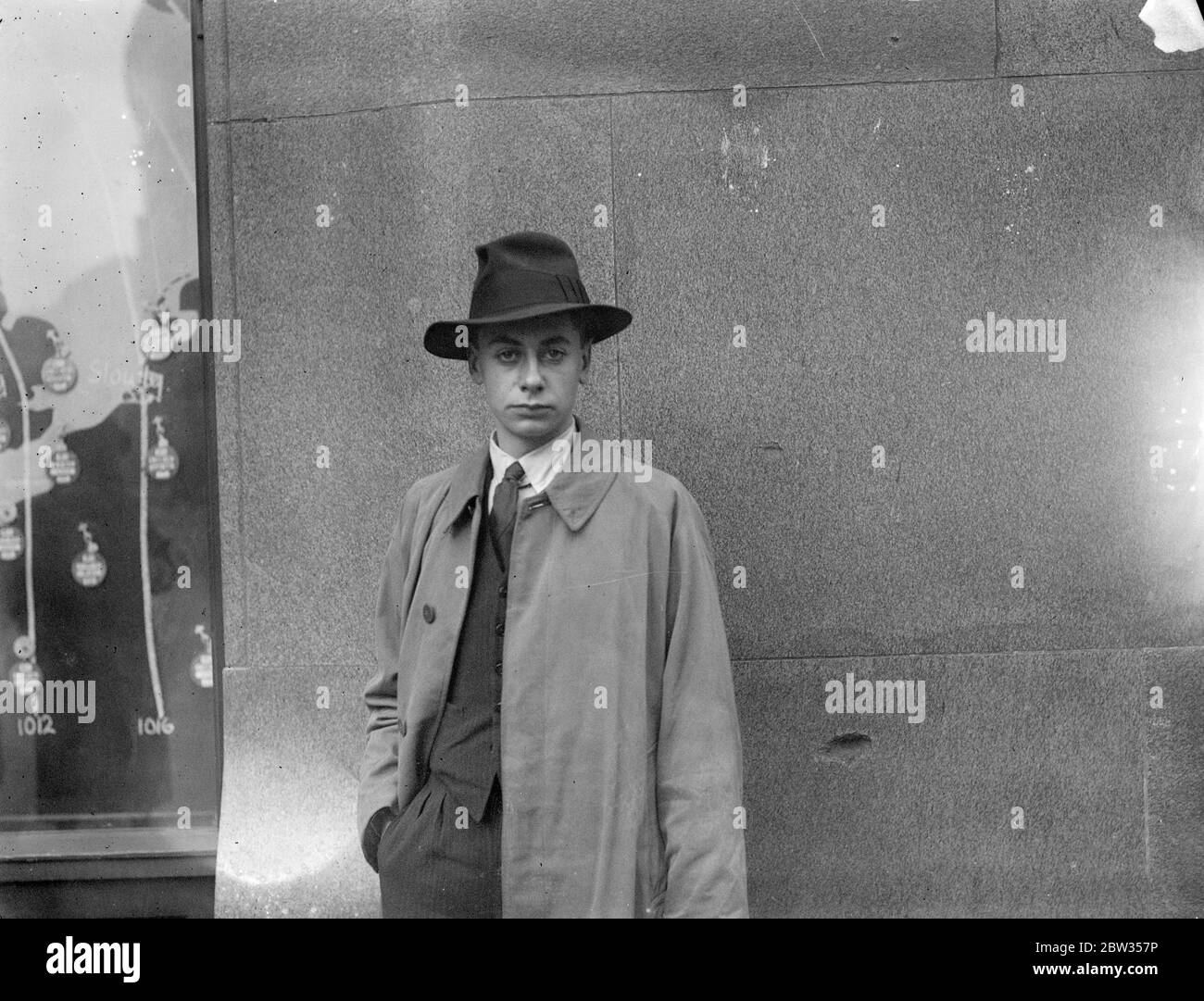 Un écolier assure le maître pour la défiguration de la vie . Un garçon qui avait été blessé par le déversement d'acides sulfurique et nitrique concentrés d'un tube à essai a intenté une action pour dommages devant le juge Charles contre le directeur de l'école Felsted , Essex , le Rév Frank Stephenson , et les 14 gouverneurs de l'école . Le demandeur était John Rodwell , âgé de 18 ans , dont le père , Lionel Helm Rodwell de Crossways Threxton , près de Watton , Norfolk , a également poursuivi pour recouvrer les frais auxquels il avait été engagé par l'accident . John Rodwell après avoir assisté à la cour . 28 février 1933 Banque D'Images
