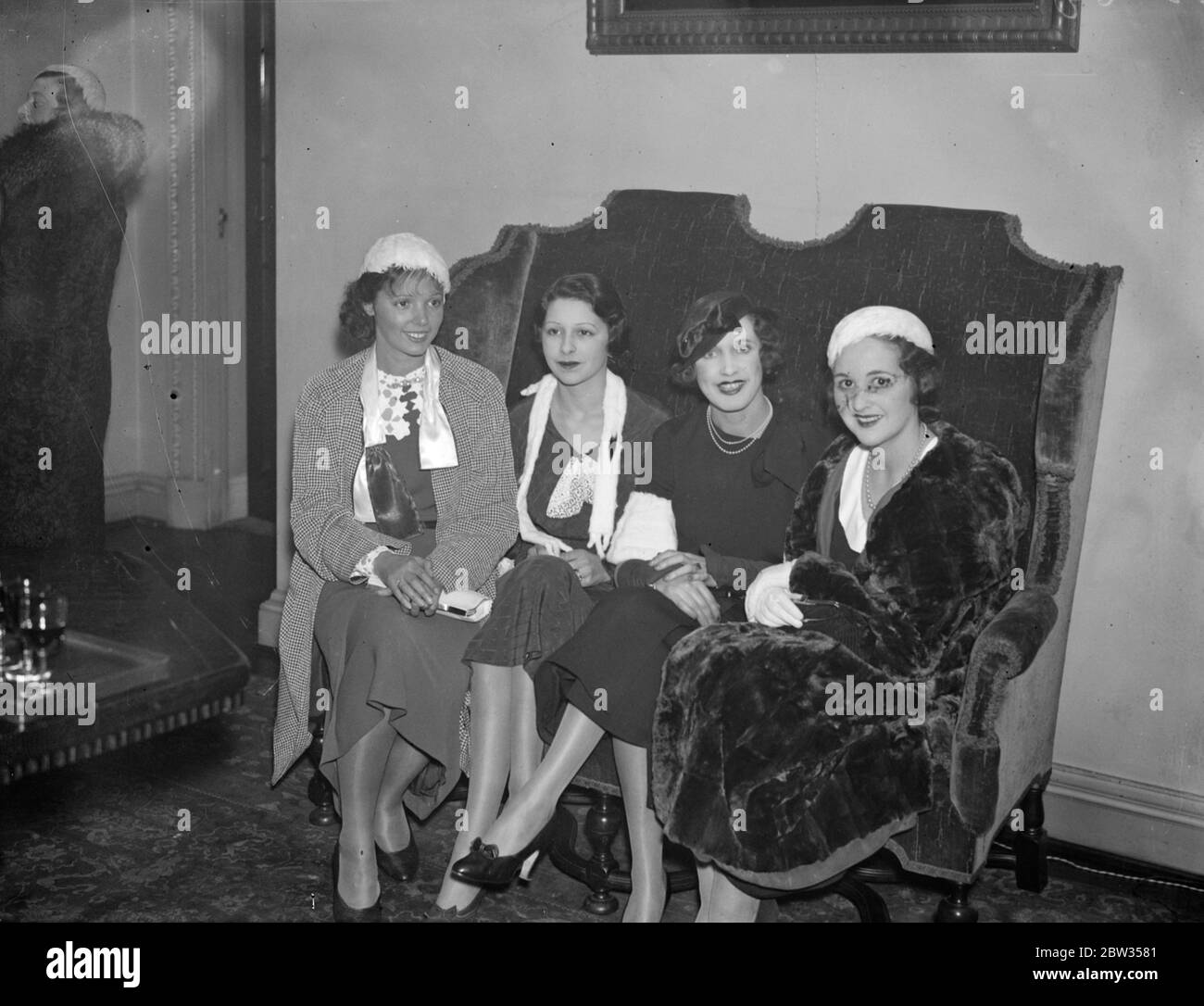 Mlle Jessie Matthews hôtesse à roman payer pour votre fête de boissons en aide de Malthusian ball . Mlle Jessie Matthews , la star du film "le bon compagnon" et Mlle Pamela Ostrer , fille du célèbre magnat du film, a agi comme hôtesse lors d'une fête des boissons "Pay for yor" , à laquelle les invités ont contribué au coût de leurs rafraîchissements , Tenue à Park Street , Mayfair , en aide au bal malthusien . De gauche à droite Mlle Jessie Matthews , Mlle Pamela Ostrar , Mme John Goodeuday et Lady Pamela Smith au parti . 6 mars 1933 Banque D'Images