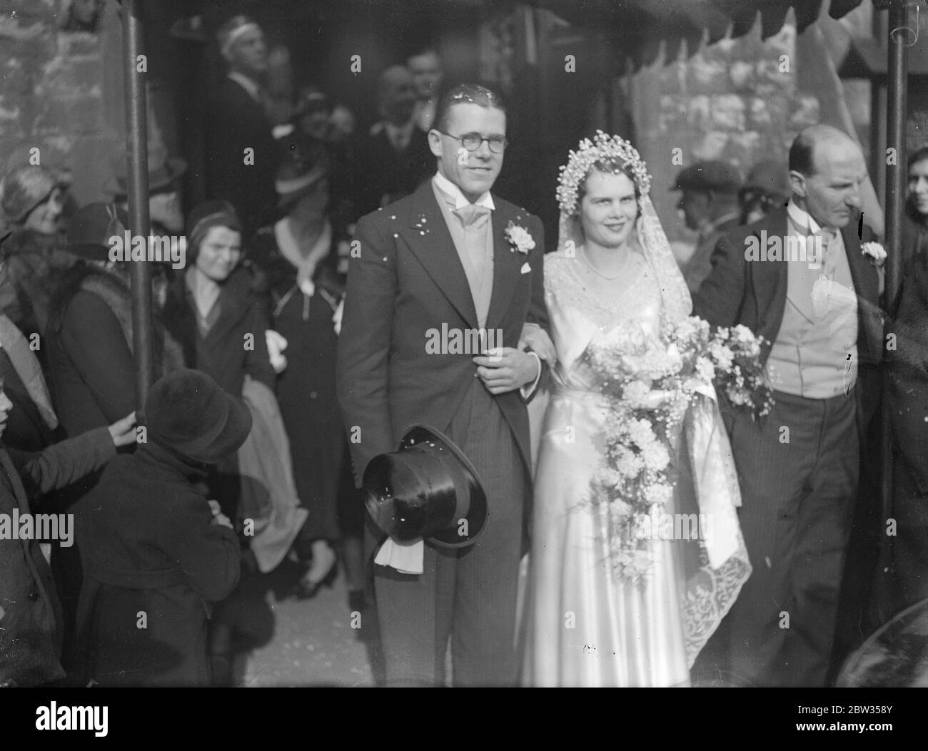 Fille de l'ancien secrétaire du gouvernement malais se défait à Londres . Le mariage a eu lieu à l' église Saint-Pierre , Cranley Gardens , Londres , de Mlle Yvonne Elizbeth Betty Thomson , fille de l' ancien secrétaire en chef du gouvernement des États malais et ancien agent malais à Londres , à M. A F Peter Taylor , De Kuala , États fédérés malais . La mariée et le marié après la cérémonie . 4 mars 1933 Banque D'Images