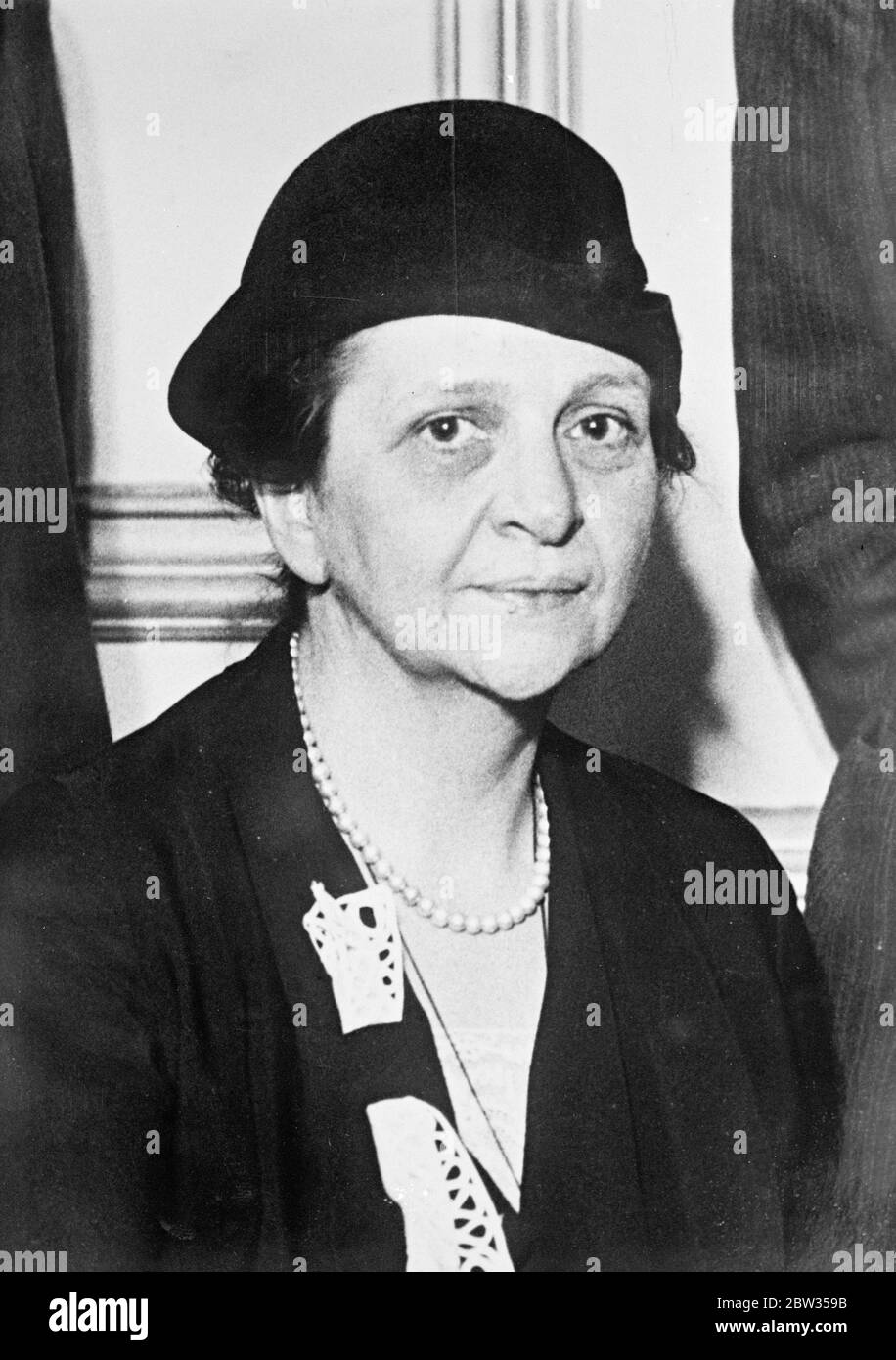 Première femme américaine ministre . Mlle Frances Perkins de New York a été nommée par M. Franklin D Roosevelt , le président américain élu secrétaire du travail lorsque son cabinet prend ses fonctions sous peu . Mlle Perkins sera la première femme américaine ministre du Cabinet . Elle est une sociologue de premier plan et est membre de la Commission industrielle de l'État de New York depuis 1929 . Mlle Frances Perkins . 1er mars 1933 Banque D'Images