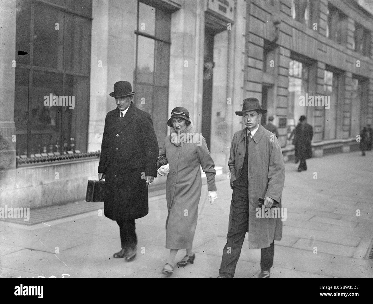 Un écolier assure le maître pour la défiguration de la vie . Un garçon qui avait été blessé par le déversement d'acides sulfurique et nitrique concentrés d'un tube à essai a intenté une action pour dommages devant le juge Charles contre le directeur de l'école Felsted , Essex , le Rév Frank Stephenson , et les 14 gouverneurs de l'école . Le demandeur était John Rodwell , âgé de 18 ans , dont le père , Lionel Helm Rodwell de Crossways Threxton , près de Watton , Norfolk , a également poursuivi pour recouvrer les frais auxquels il avait été engagé par l'accident . John Rodwell après avoir assisté à la cour . 28 février 1933 Banque D'Images