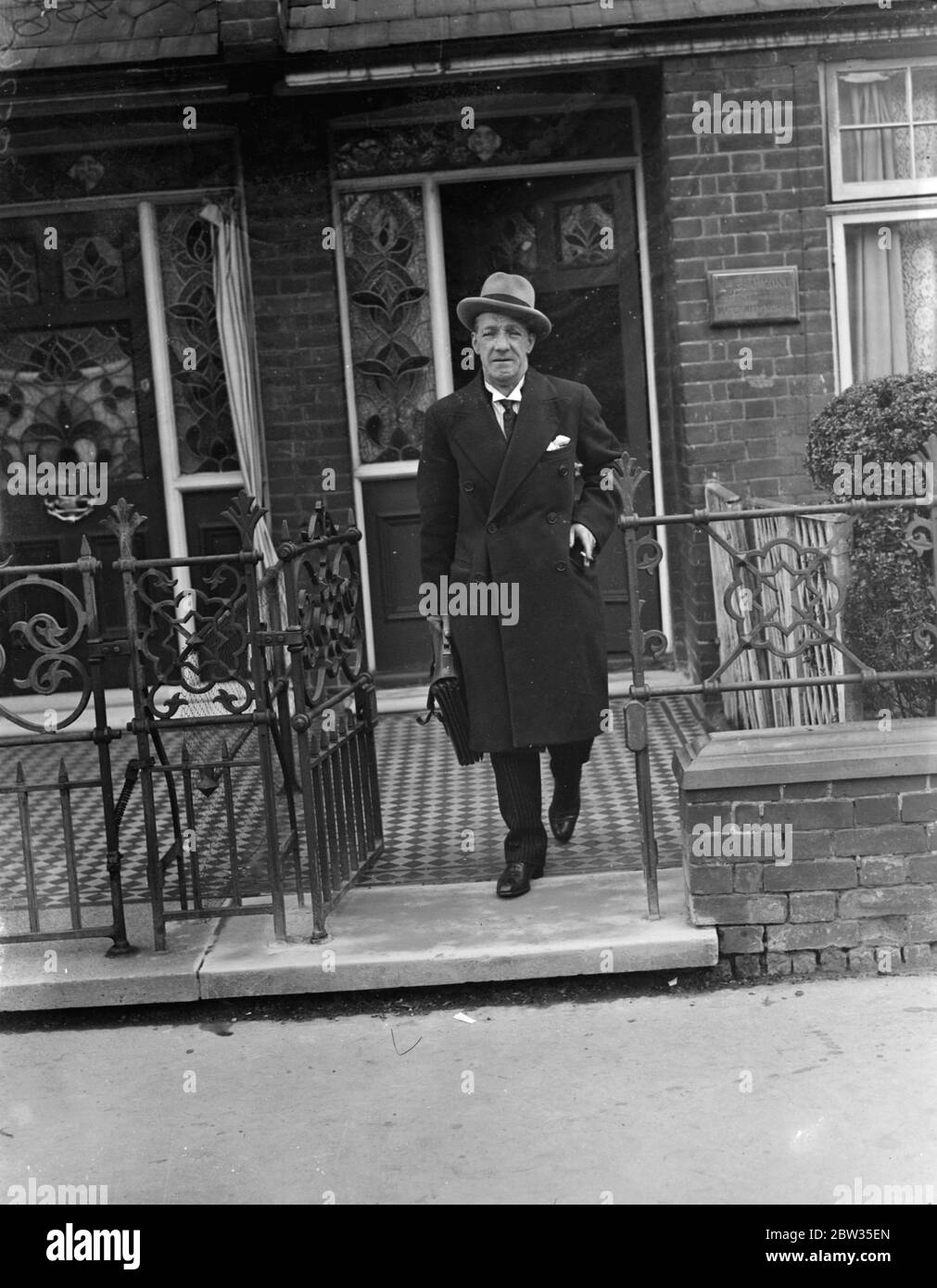 Le député britannique se rend en Allemagne avec les représentants d'Hitler pour faire rapport sur la scène étonnante de la Chambre des communes . M. Edward Doran , député conservateur de North Tottenham , Qui se prétend à la tête d'une société secrète qui s'appelle les « libérateurs » et qui était une figure de premier plan dans une scène remarquable dans une salle du Comité de la Chambre des communes , est de se rendre en Allemagne pour une interview avec l'héritier Hitler . Le déracinement à la Chambre des communes s'est produit quand un homme de droite du Dr Thost ' Hitlers ' a tenté de défendre devant un certain nombre de députés la politique anti-juive nazie . M. Doran avait organisé la demande du Dr Thost Banque D'Images