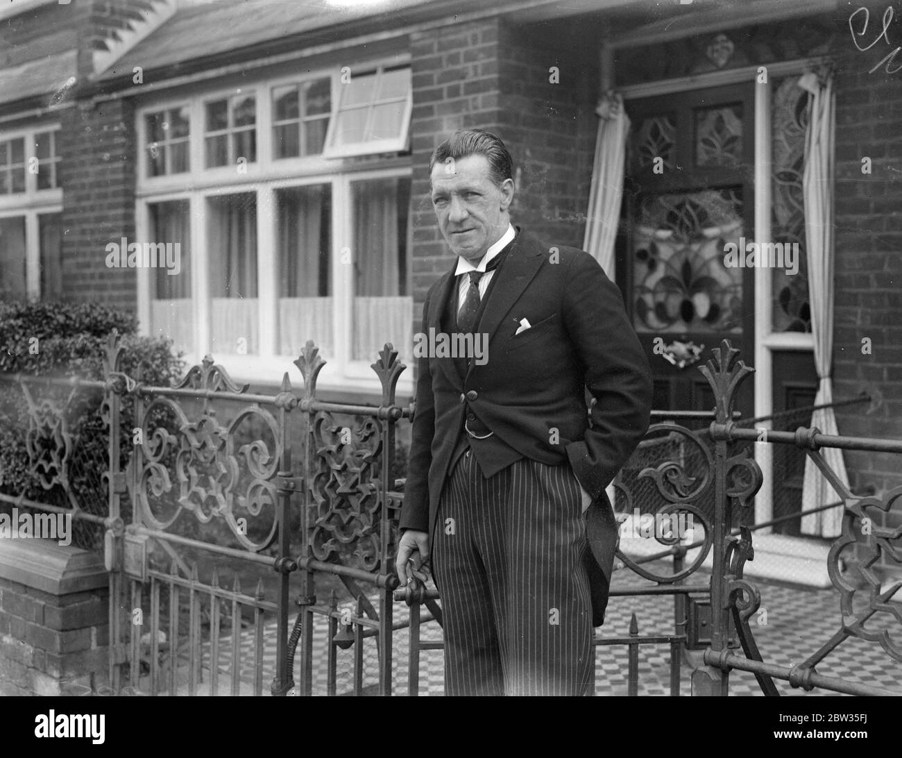 Le député britannique se rend en Allemagne avec les représentants d'Hitler pour faire rapport sur la scène étonnante de la Chambre des communes . M. Edward Doran , député conservateur de North Tottenham , Qui se prétend à la tête d'une société secrète qui s'appelle les « libérateurs » et qui était une figure de premier plan dans une scène remarquable dans une salle du Comité de la Chambre des communes , est de se rendre en Allemagne pour une interview avec l'héritier Hitler . Le déracinement à la Chambre des communes s'est produit quand un homme de droite du Dr Thost ' Hitlers ' a tenté de défendre devant un certain nombre de députés la politique anti-juive nazie . M. Doran avait organisé la demande du Dr Thost Banque D'Images