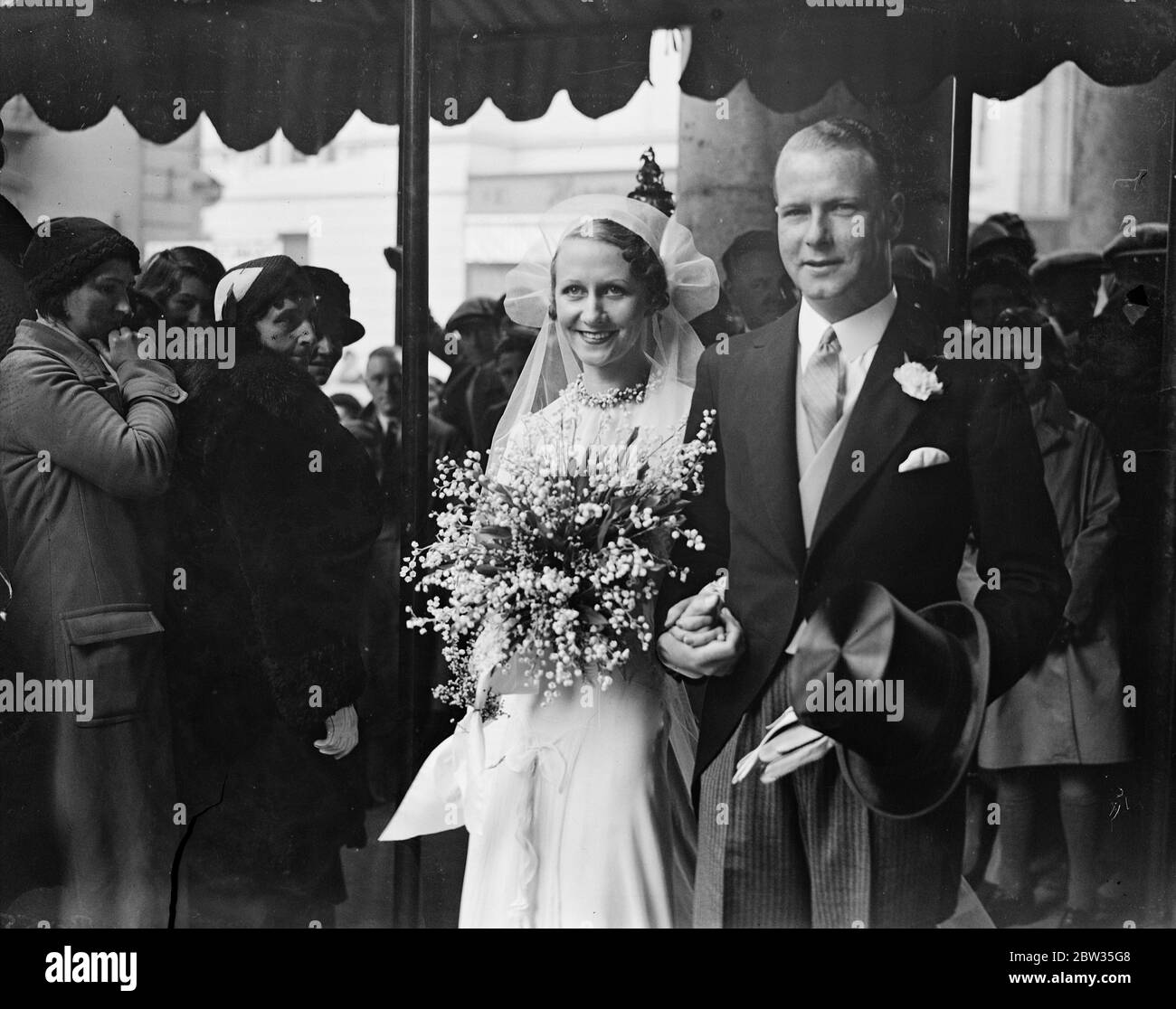 Fils de l'ancien Lord Mayor of London Weds . M. Sidney Newton , fils cadet de Sir Louis Newton , Bt , ancien Lord Mayor de Londres , a été marié à Mlle Oonagh Fleming , fille du regretté John Fleming de Londres , à l' église Saint-George , Hanover Square , londres . La mariée et le marié après la cérémonie . 27 avril 1933 Banque D'Images Fils de l'ancien Lord Mayor of London Weds . M. Sidney Newton , fils cadet de Sir Louis Newton , Bt , ancien Lord Mayor de Londres , a été marié à Mlle Oonagh Fleming , fille du regretté John Fleming de Londres , à l' église Saint-George , Hanover Square , londres . La mariée et le marié après la cérémonie . 27 avril 1933 Banque D'Images