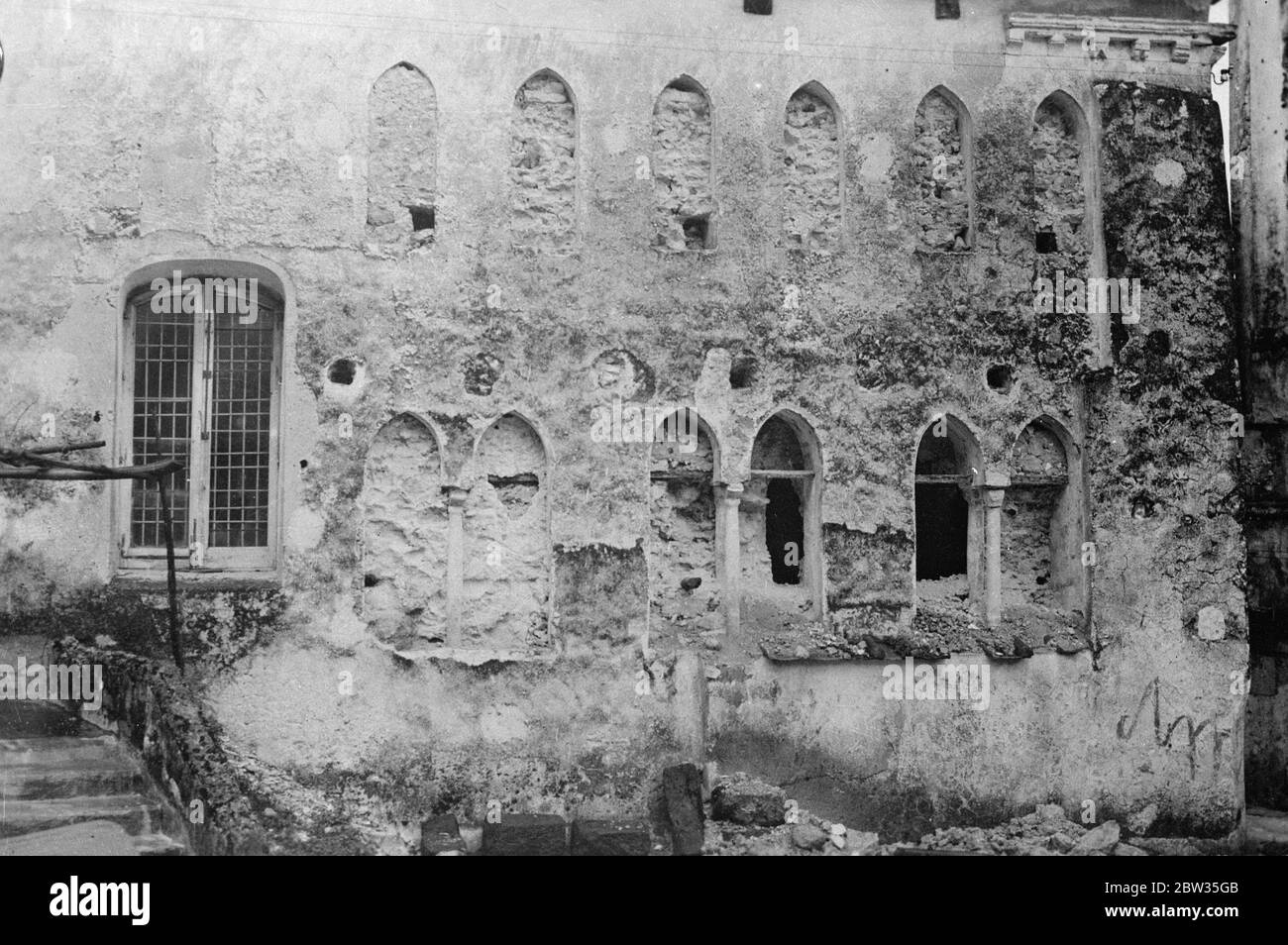 Première cathédrale d'Amalfi découverte lors des fouilles . Une découverte historique sensationnelle . Une des découvertes les plus sensationnelles faites par les archéologues est la découverte de la première cathédrale d'Amalfi , en Italie , lors des fouilles . La cathédrale originale a été construite vers l'année 900 et est en pierre. On croyait que les ruines avaient été entièrement démolies mais il a été prouvé sans aucun doute que l'église de la Crucifixion incorpore les vestiges de l'ancienne structure de la cathédrale d'Amalfi une merveille de l'architecture médiévale . Le mur de l'ancienne cathédrale d'Amalfi a découvert la dur Banque D'Images