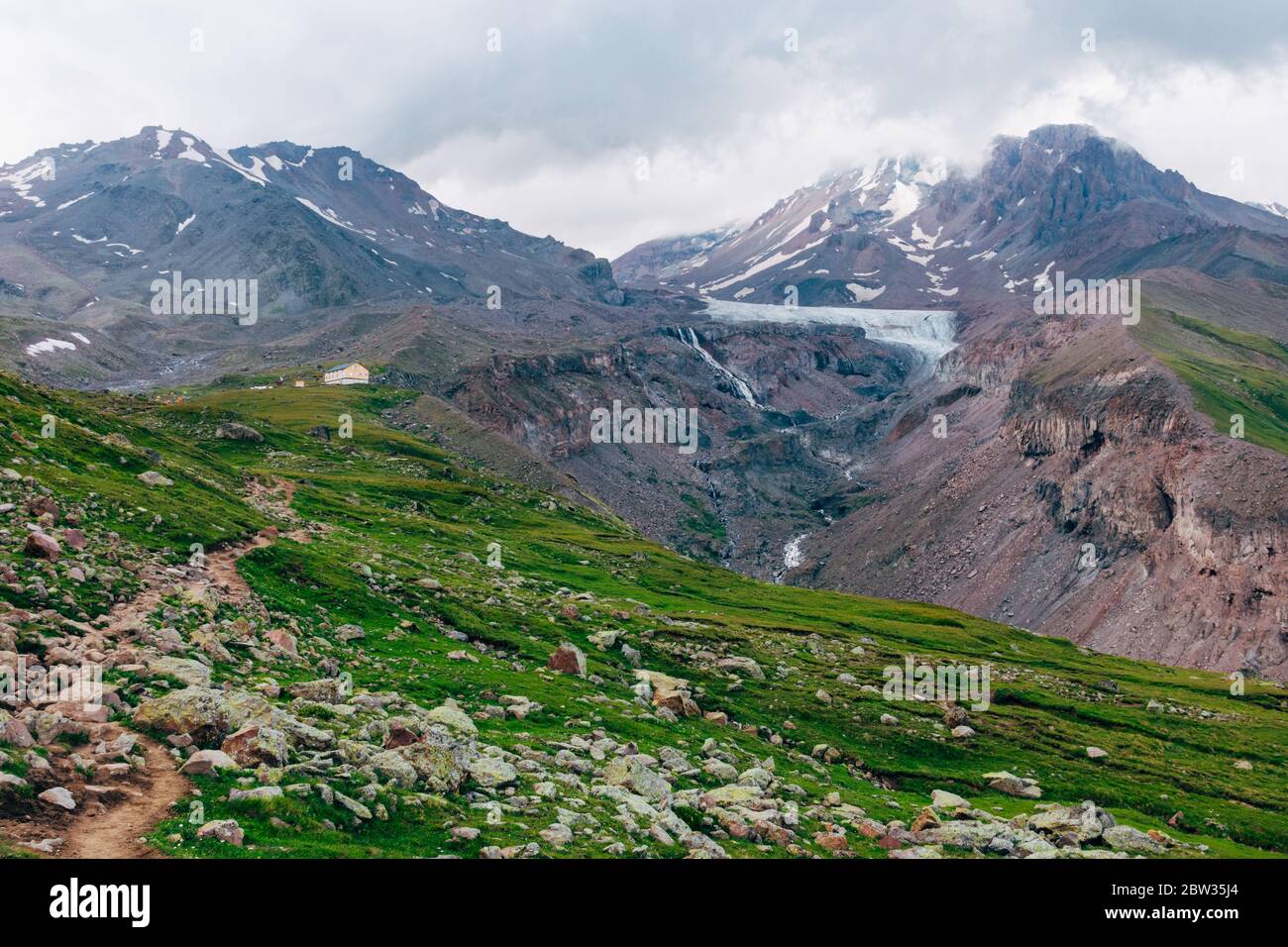 Un sentier de randonnée mène au glacier du Mont Kazbek, dans le nord de la Géorgie Banque D'Images