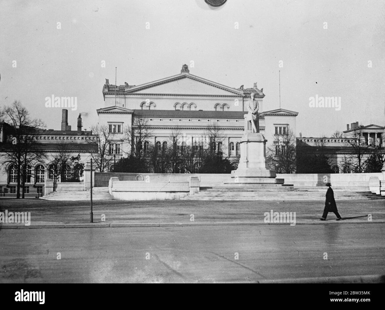 Opéra définitivement choisi comme maison temporaire de Reichstag . L'Opéra de Berlin a été définitivement choisi pour abriter le Reichstag allemand tandis que le Reichstag est en cours de réparation suite à l'incendie désastreux . Vue extérieure de l'opéra de Kroll où se trouve le Reichstag. 11 mars 1933 Banque D'Images